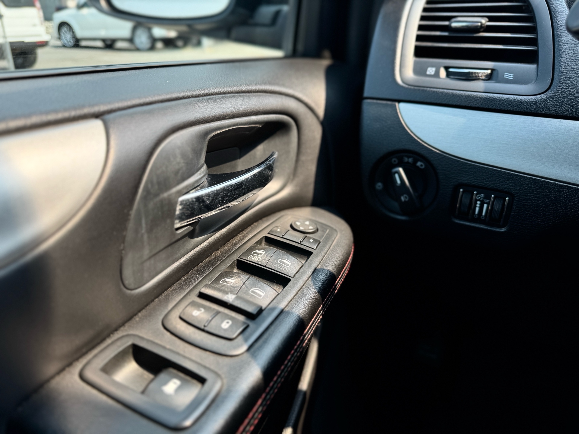 /azureautogallery1/2012-Dodge-GrandCaravan-41890305093645575.jpg