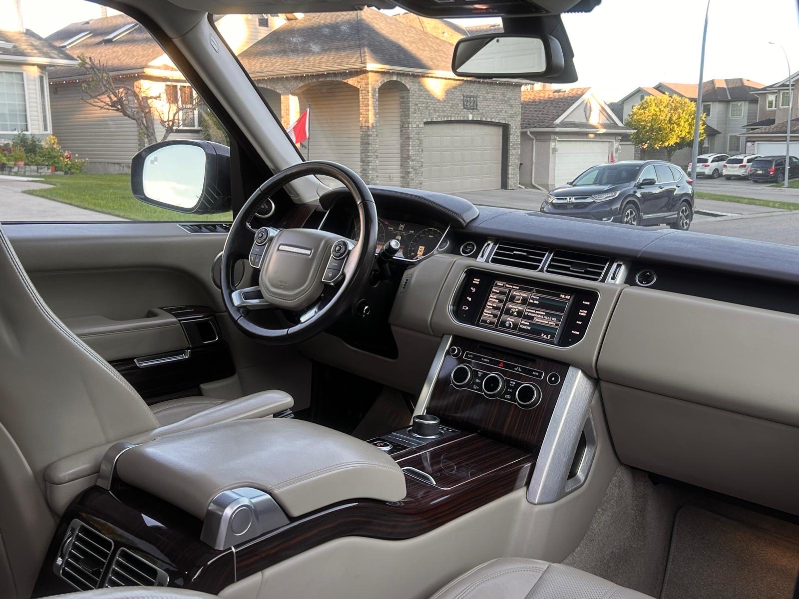 /cambridgemotors/2015-LandRover-RangeRover-1697274192640037.jpg