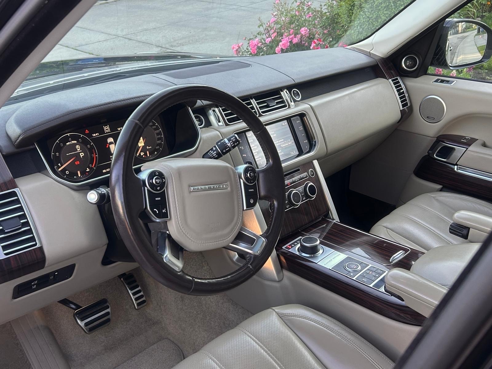 /cambridgemotors/2015-LandRover-RangeRover-43747396154084783.jpg