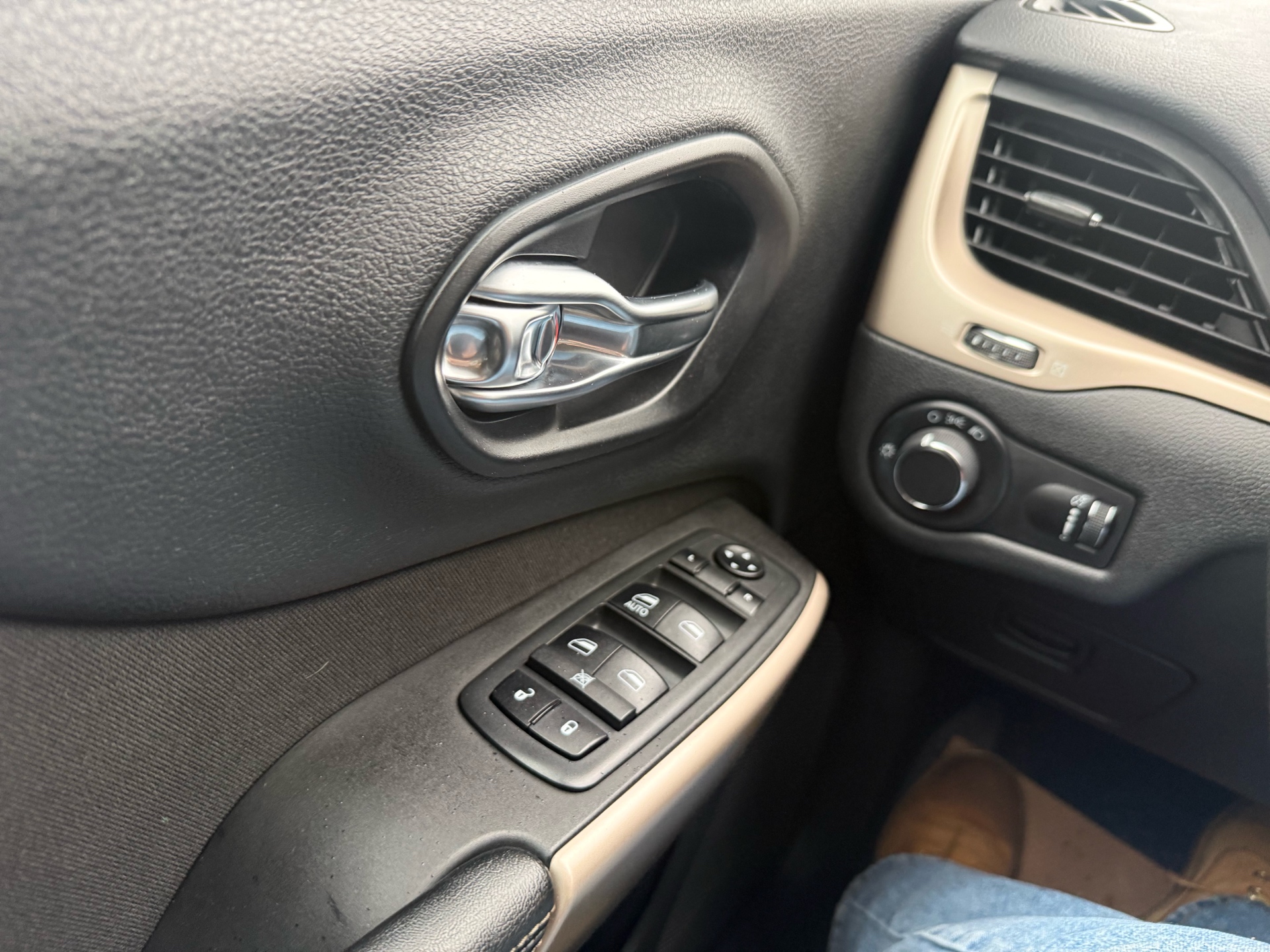 /cambridgemotors/2018-Jeep-Cherokee-8713191975312768.jpg