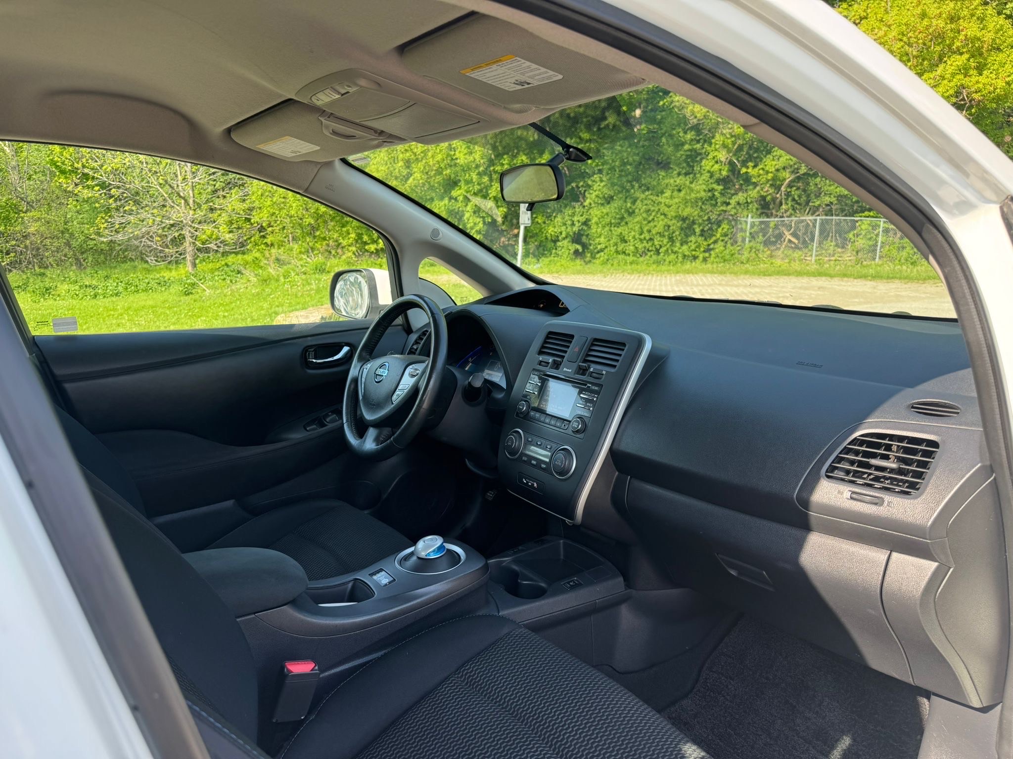 /canadacars/2015-Nissan-LEAF-45983442514531836.jpg