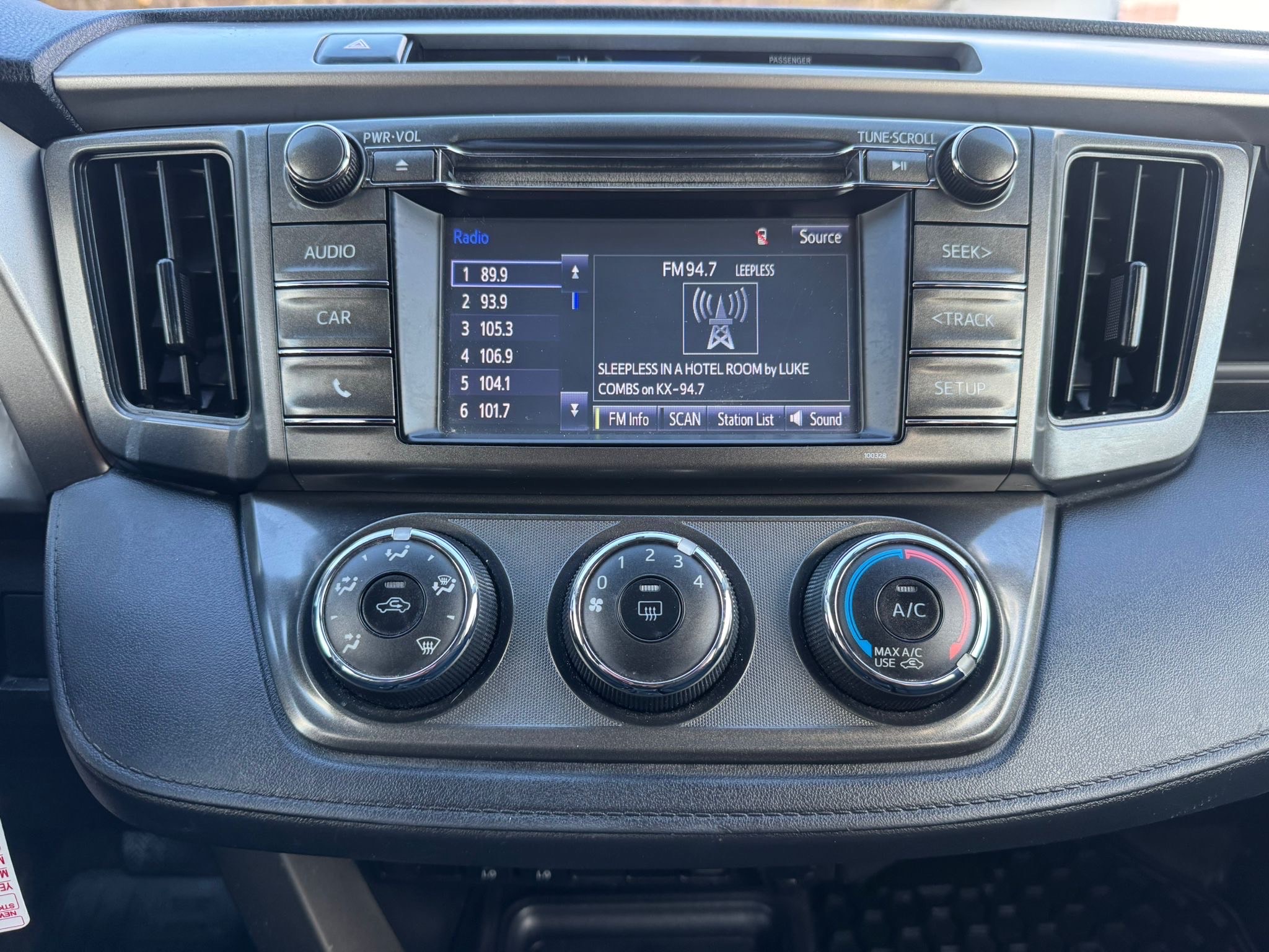 /canadacars/2015-Toyota-RAV4-01418070155029083.jpg