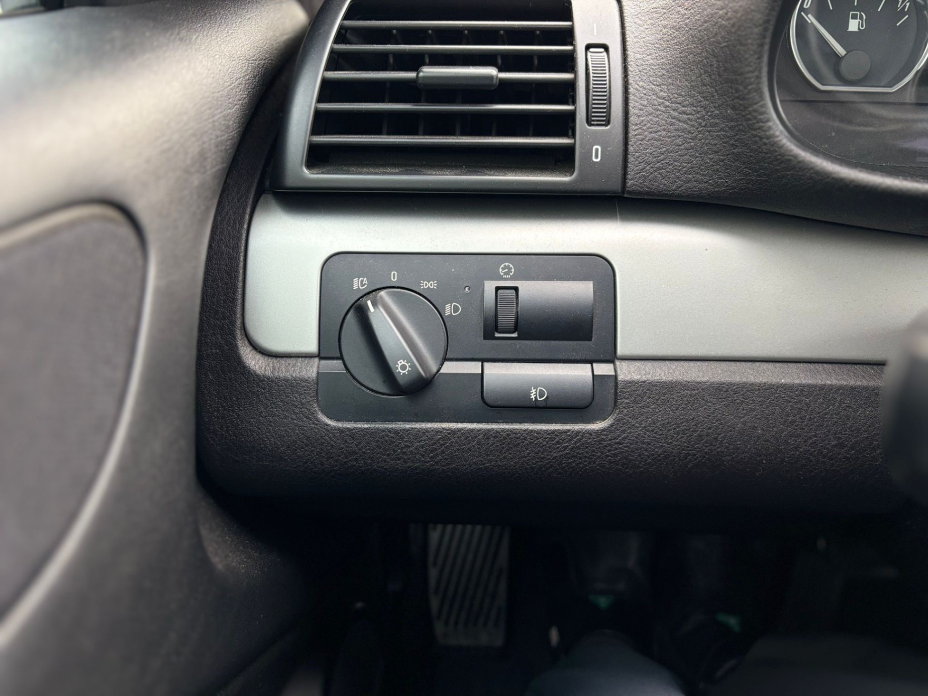 /canwestautoinc/2004-BMW-3-Series-6443669733076001.jpg