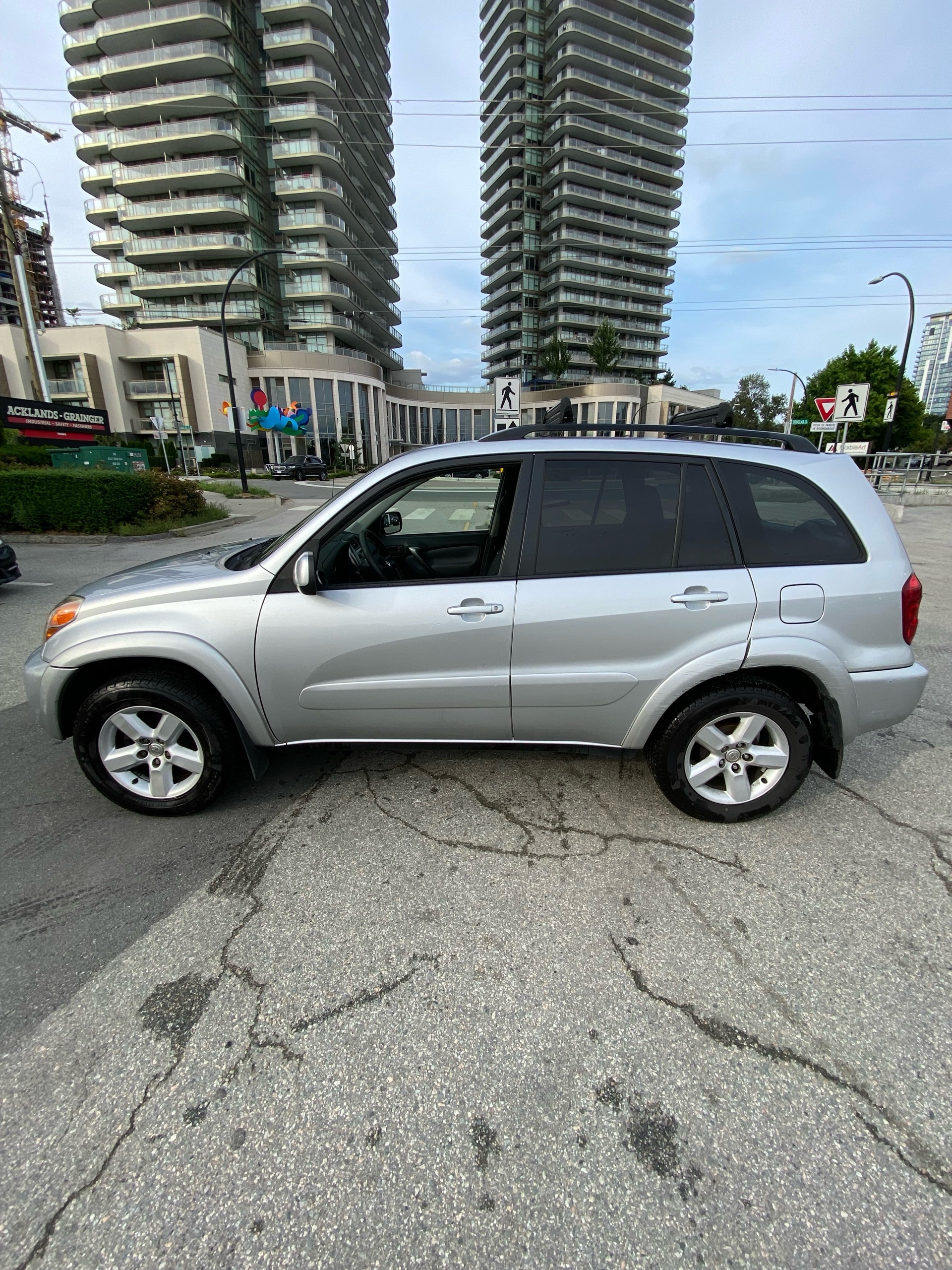 /canwestautoinc/2004-Toyota-RAV4-45638023982091225.jpg