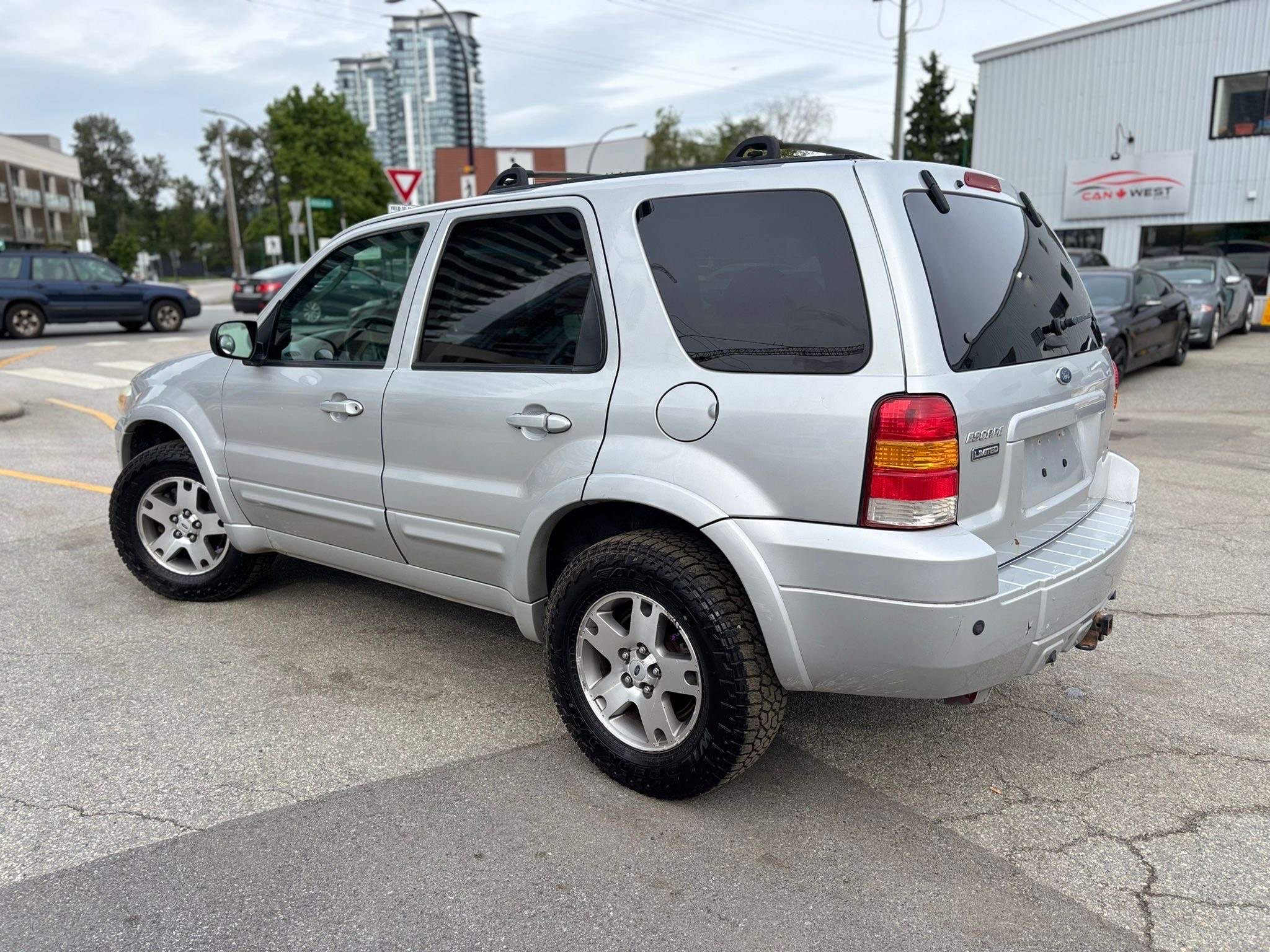 /canwestautoinc/2005-Ford-Escape-24587305925936942.jpg