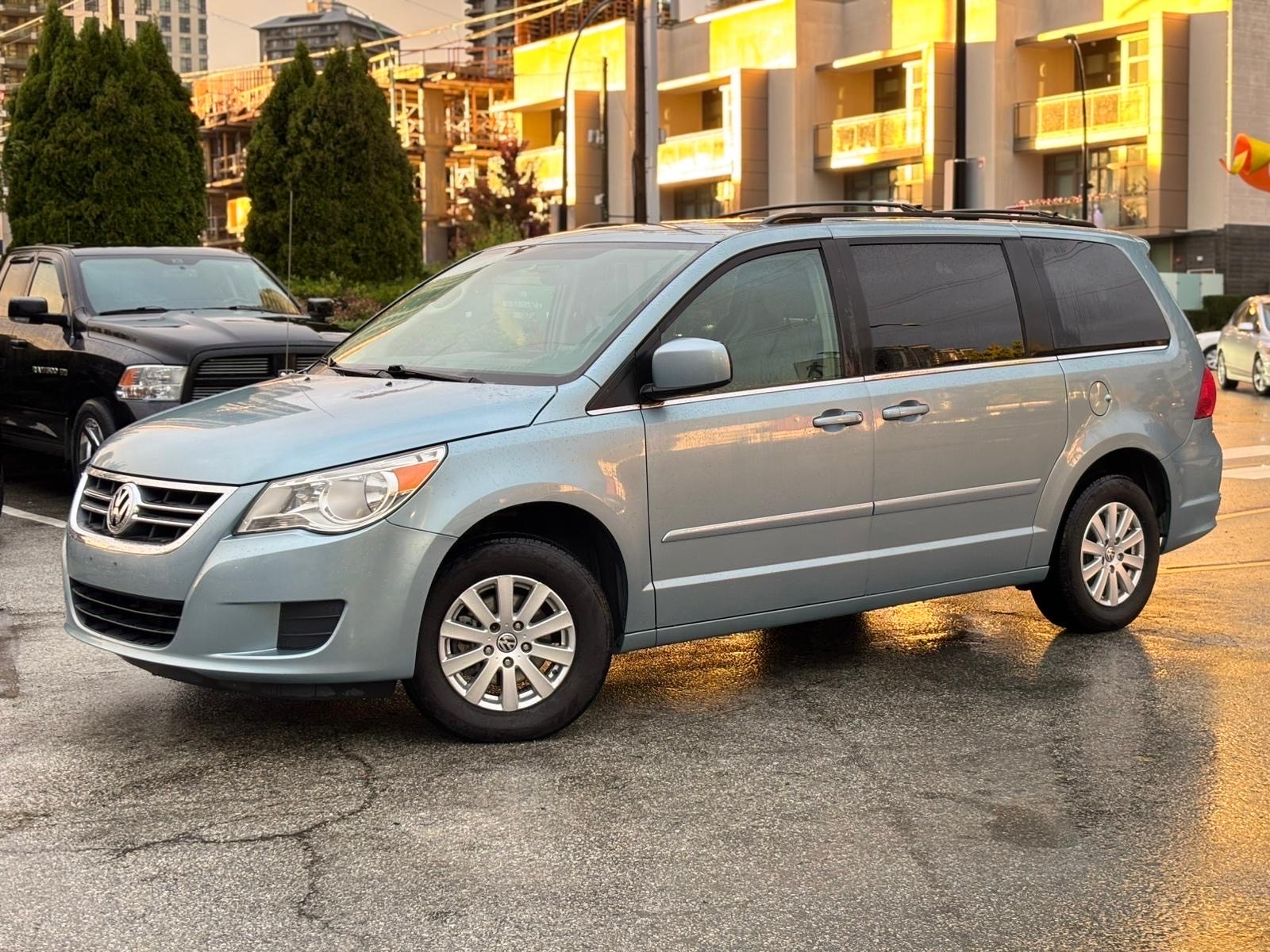 /canwestautoinc/2009-Volkswagen-Routan-5482453818145547.jpg