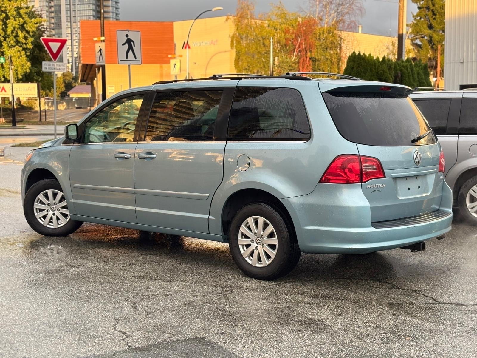 /canwestautoinc/2009-Volkswagen-Routan-6566879058817623.jpg