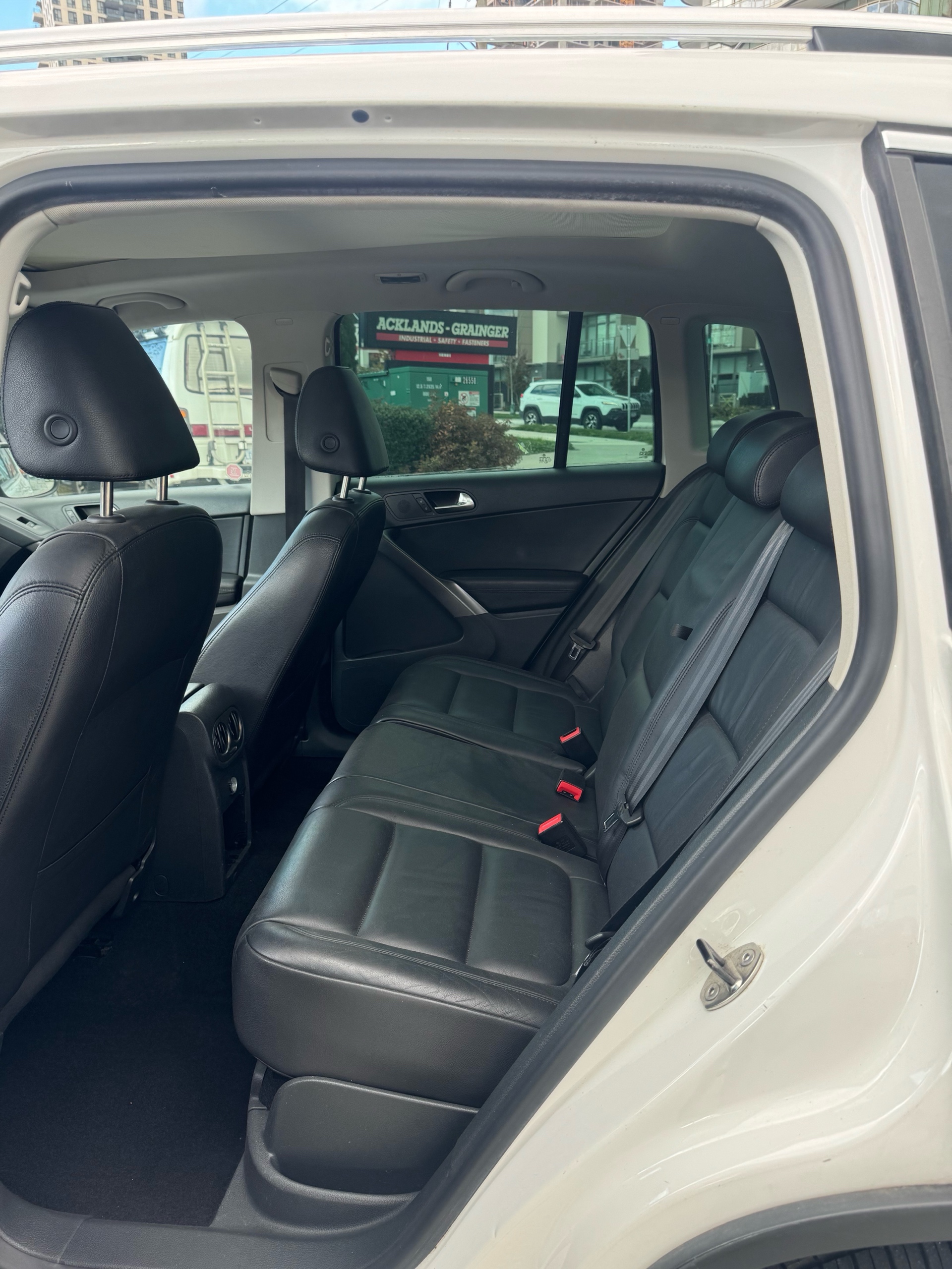/canwestautoinc/2009-Volkswagen-Tiguan-2399975161350676.jpg