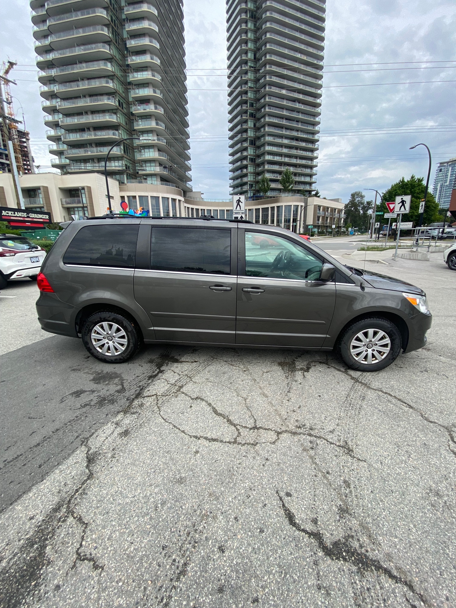 /canwestautoinc/2010-Volkswagen-Routan-06445634445405712.jpg