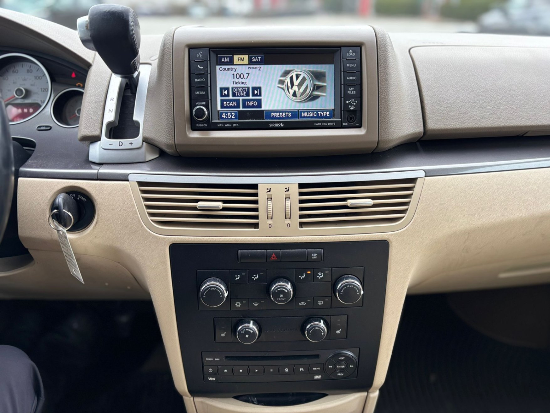 /canwestautoinc/2010-Volkswagen-Routan-14722213466774048.jpg