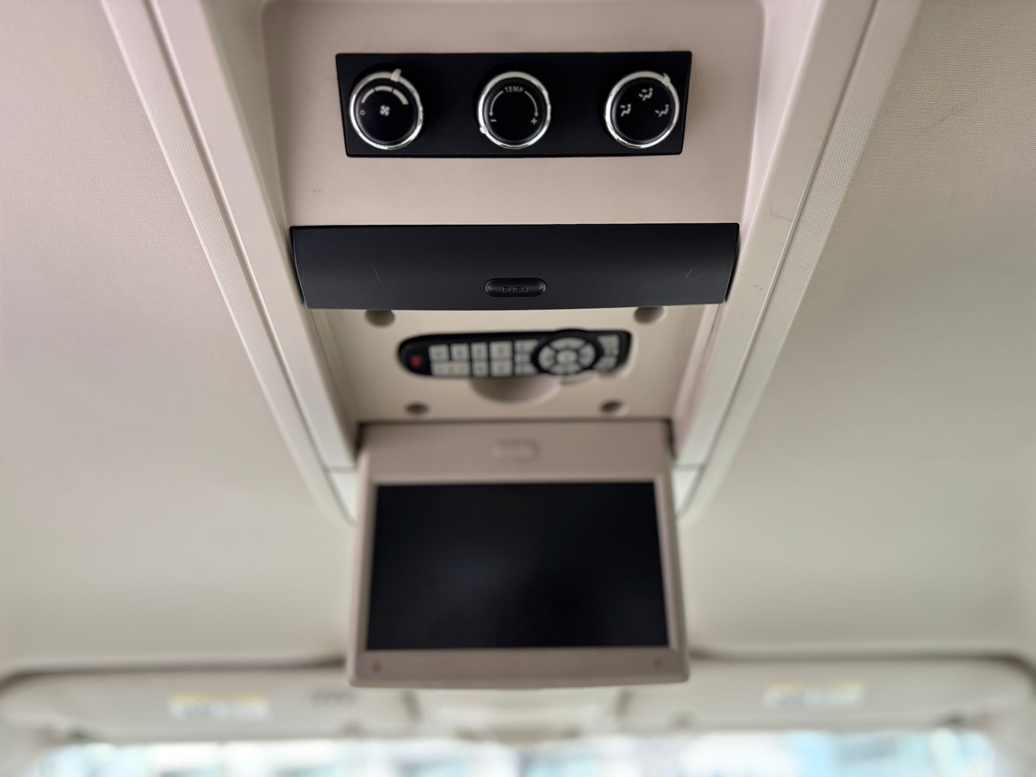 /canwestautoinc/2010-Volkswagen-Routan-3858589928440841.jpg