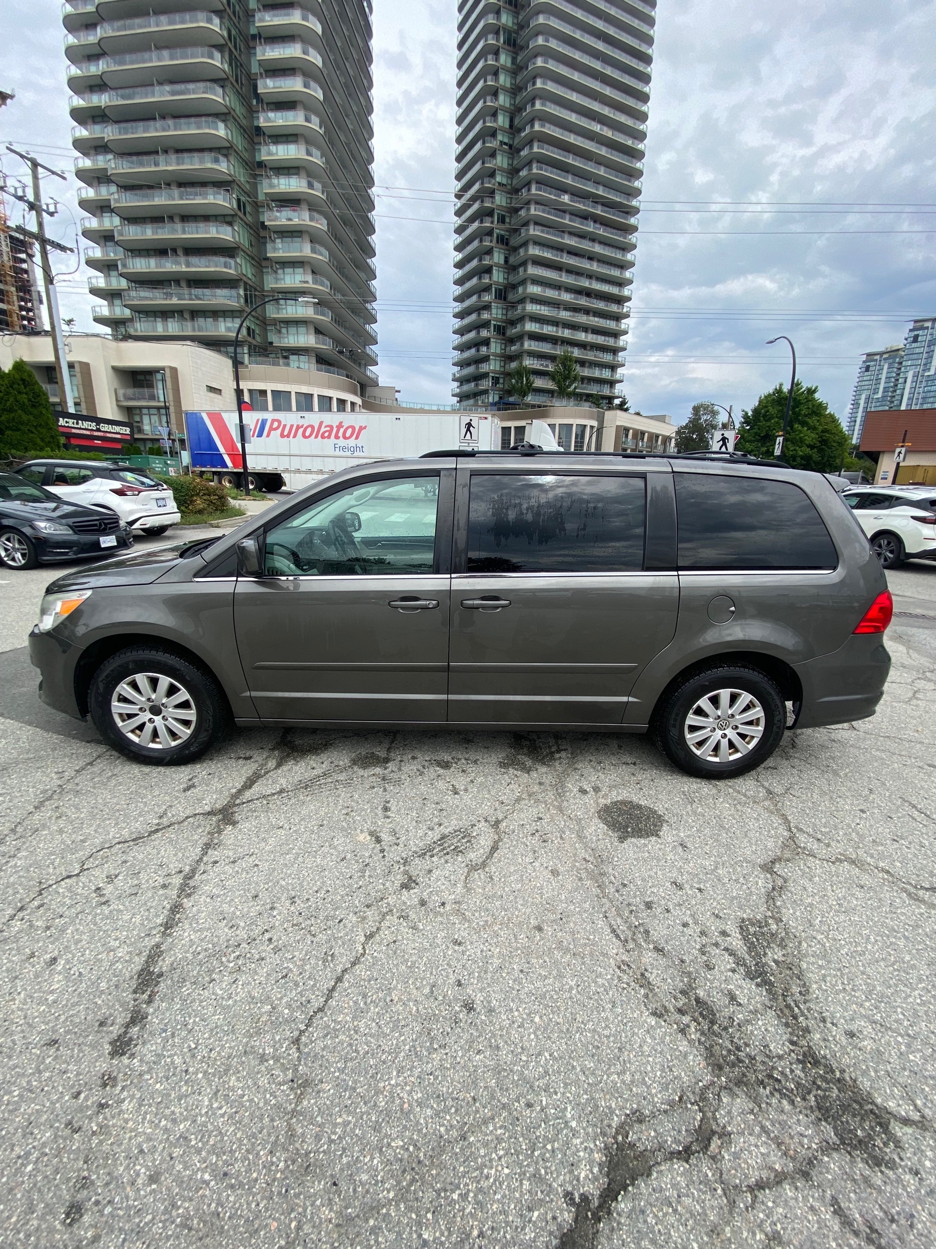 /canwestautoinc/2010-Volkswagen-Routan-3989441434305896.jpg