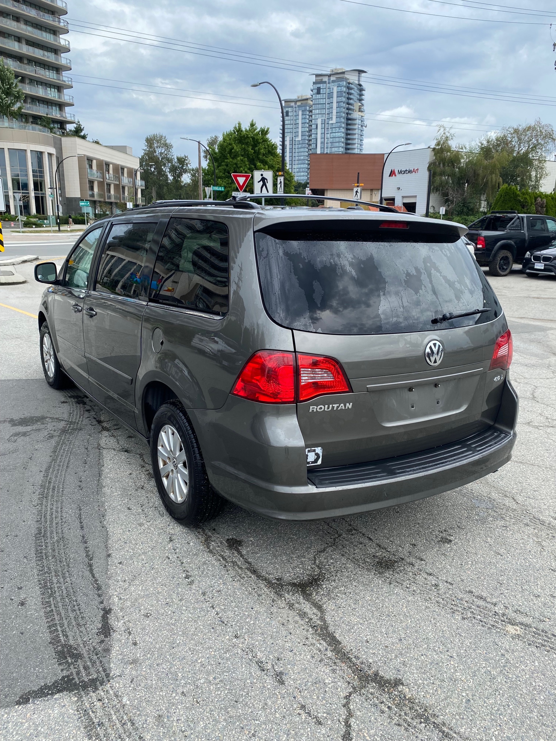 /canwestautoinc/2010-Volkswagen-Routan-4487200914277456.jpg