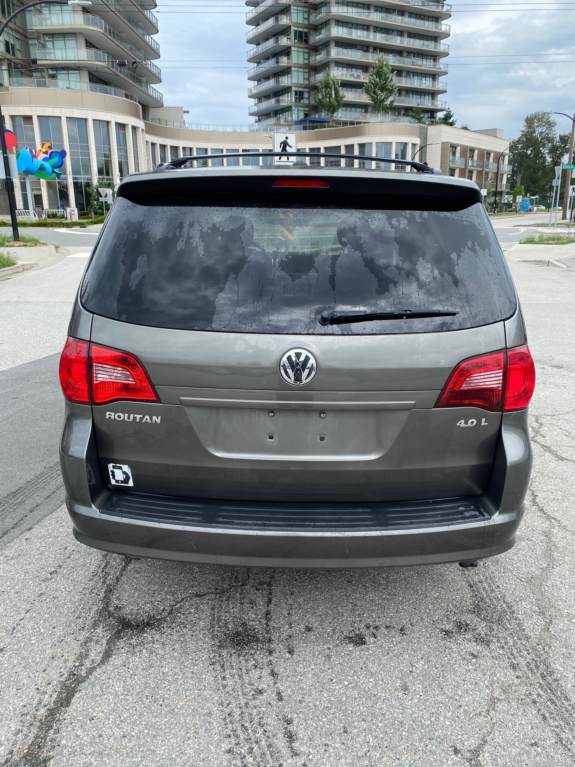 /canwestautoinc/2010-Volkswagen-Routan-5466141366054711.jpg