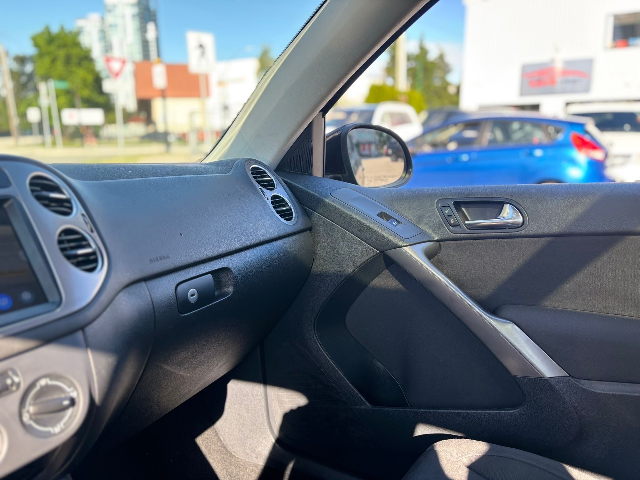 /canwestautoinc/2010-Volkswagen-Tiguan-4391774612632662.jpg