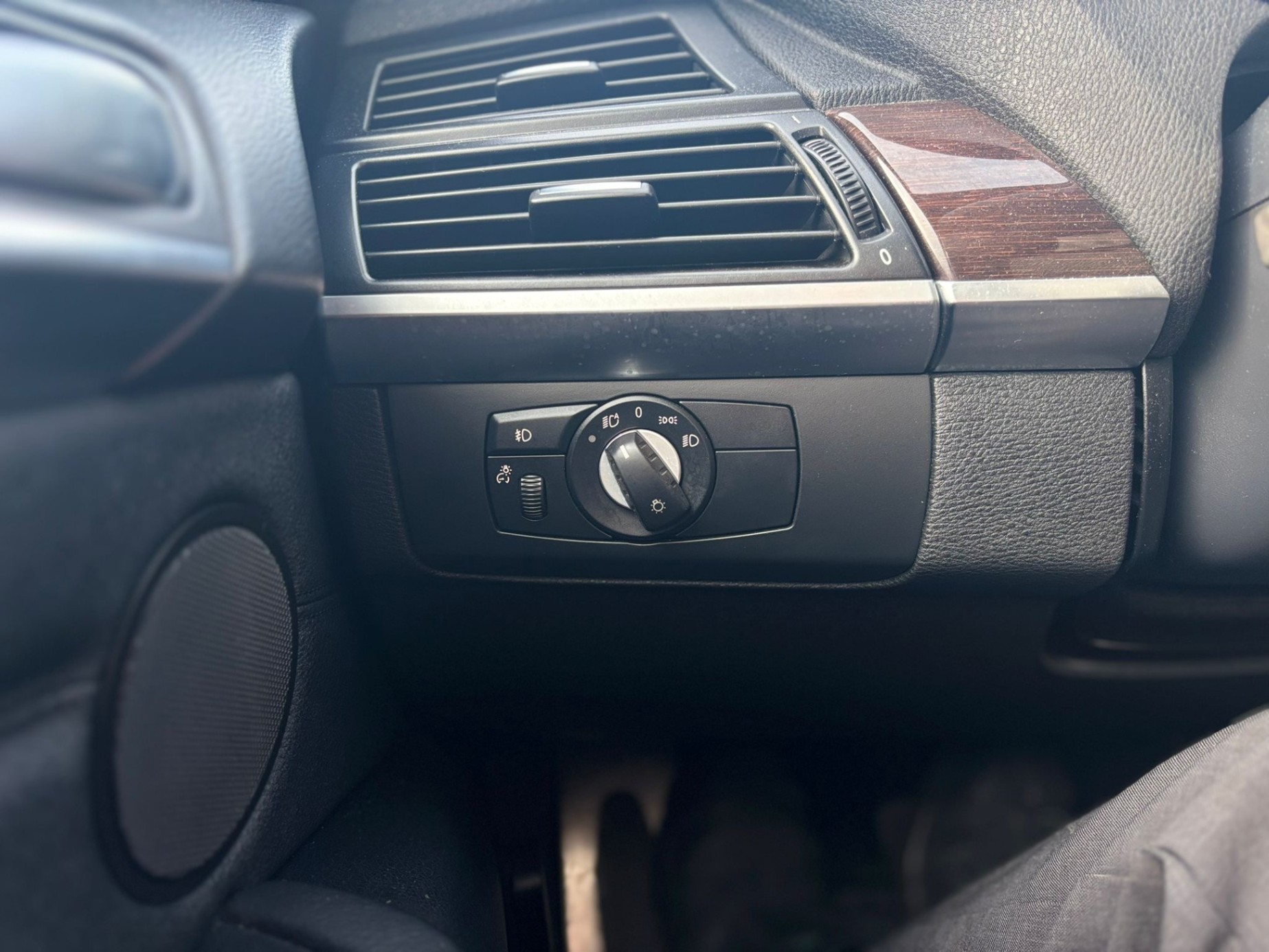 /canwestautoinc/2011-BMW-X5-056845120470589316.jpg