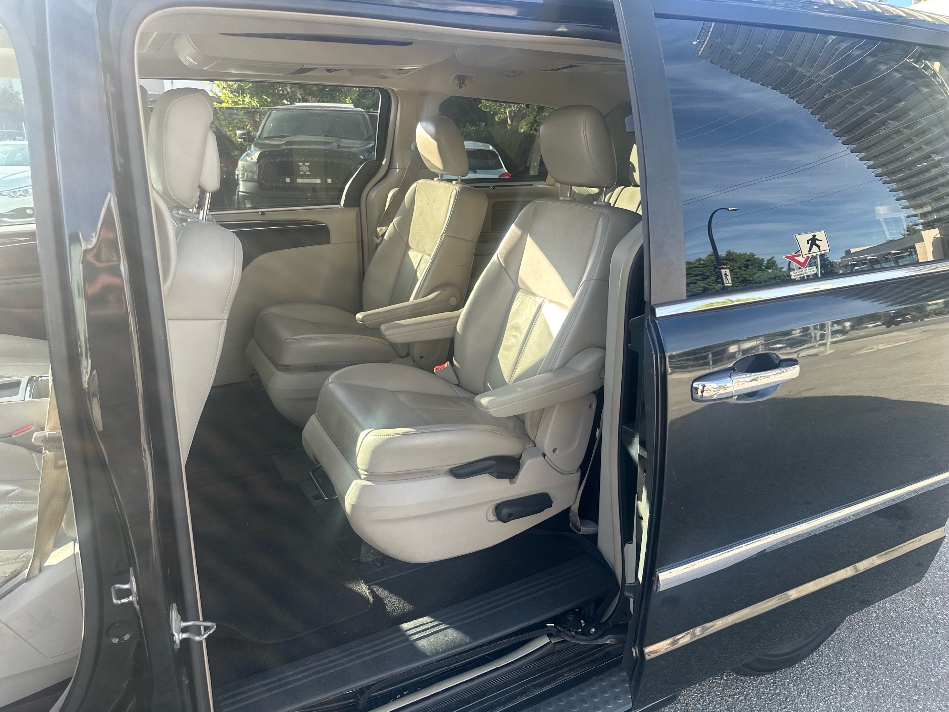 /canwestautoinc/2011-Chrysler-Town&-0769050040537338.jpg