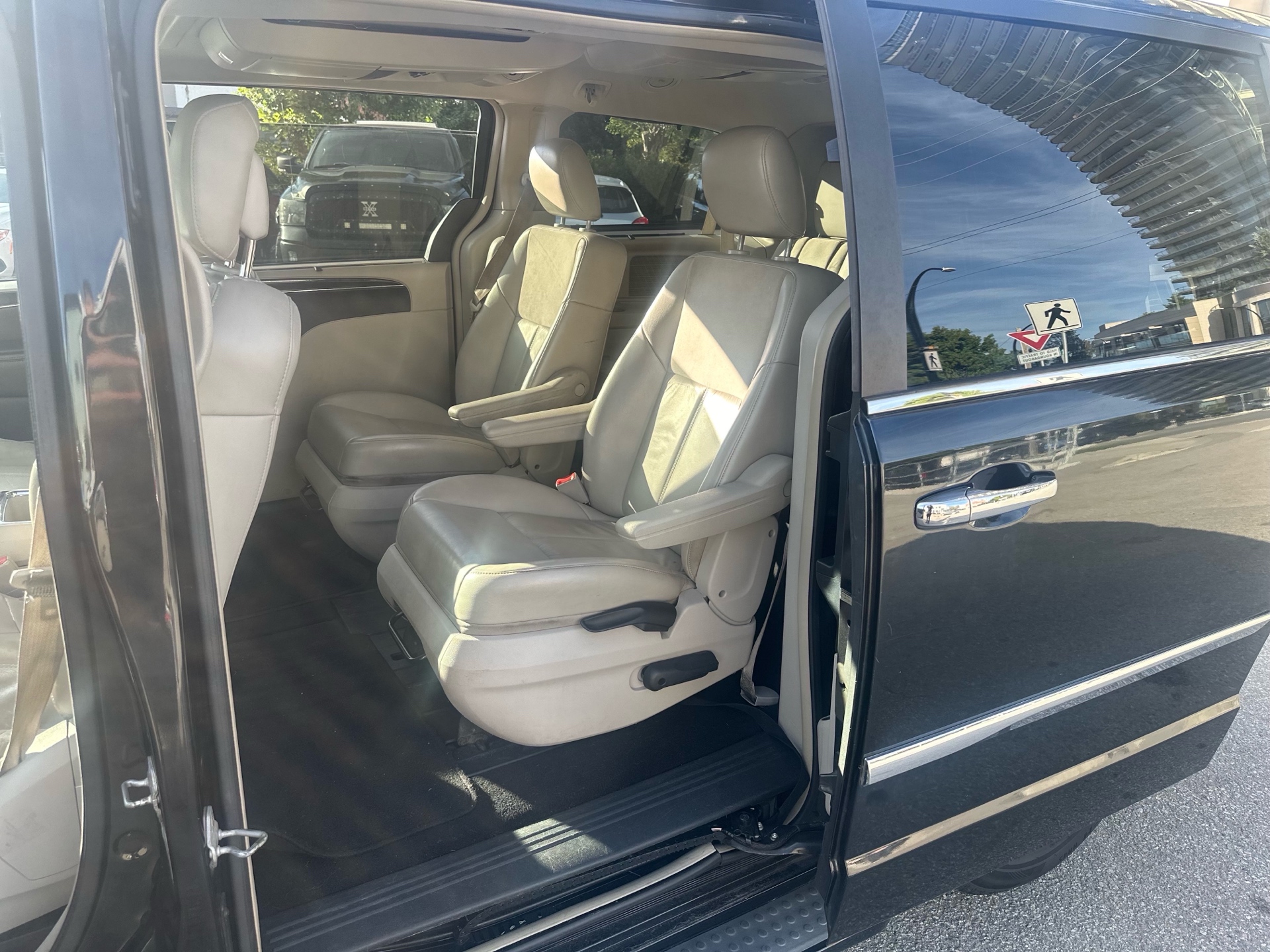 /canwestautoinc/2011-Chrysler-Town&-4532151230804209.jpg