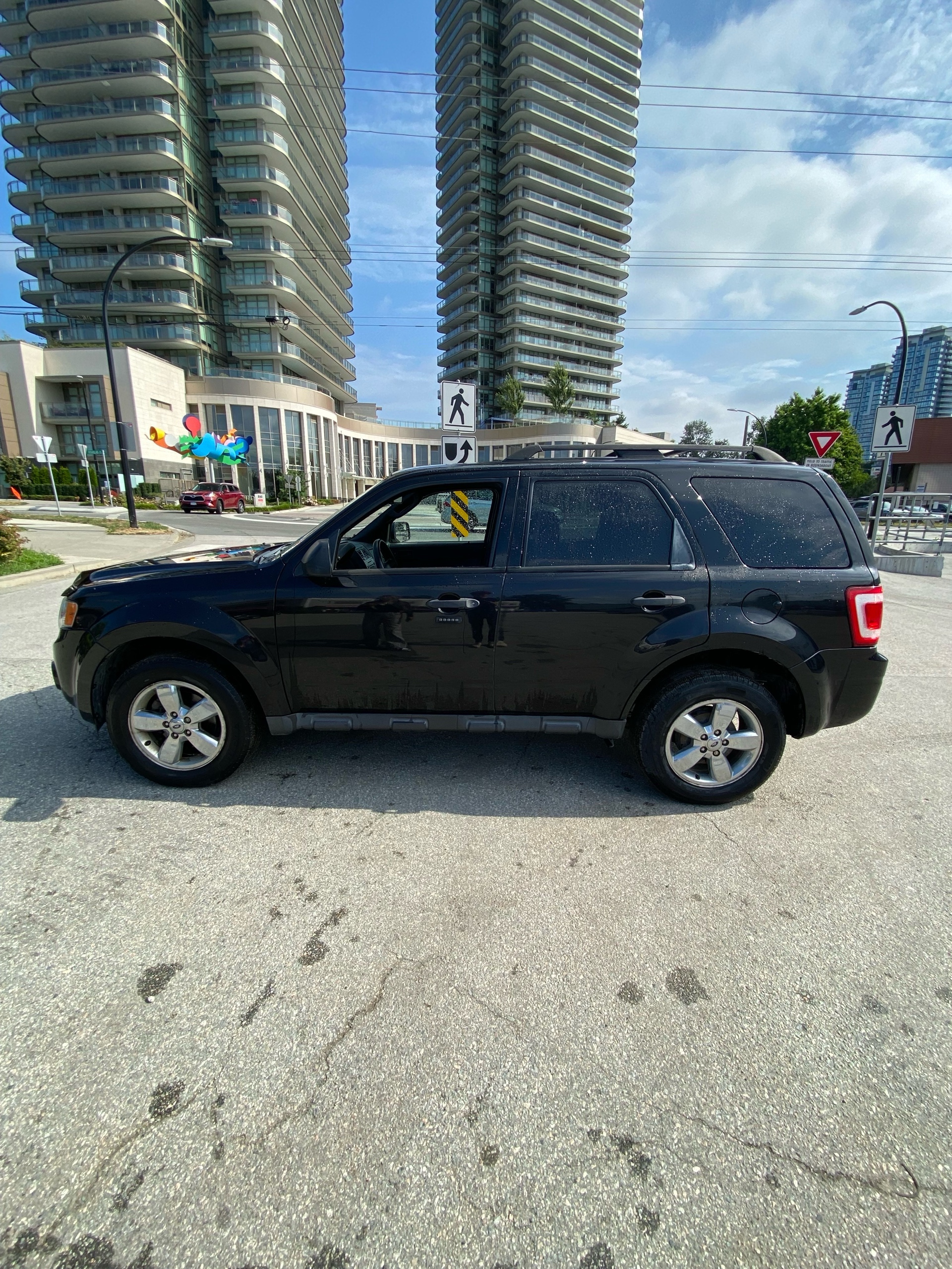 /canwestautoinc/2011-Ford-Escape-05343999576872305.jpg