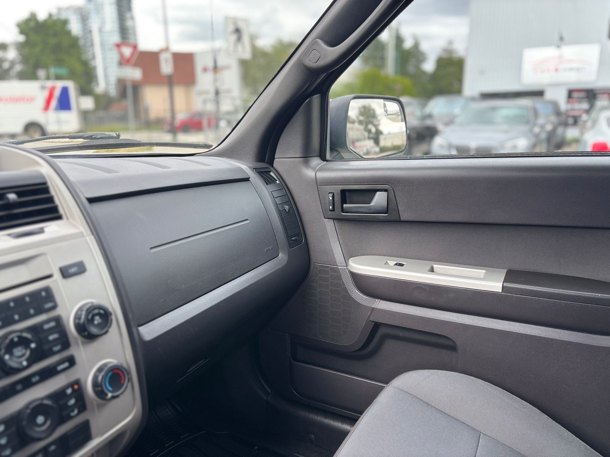 /canwestautoinc/2011-Ford-Escape-9258202359691379.jpg