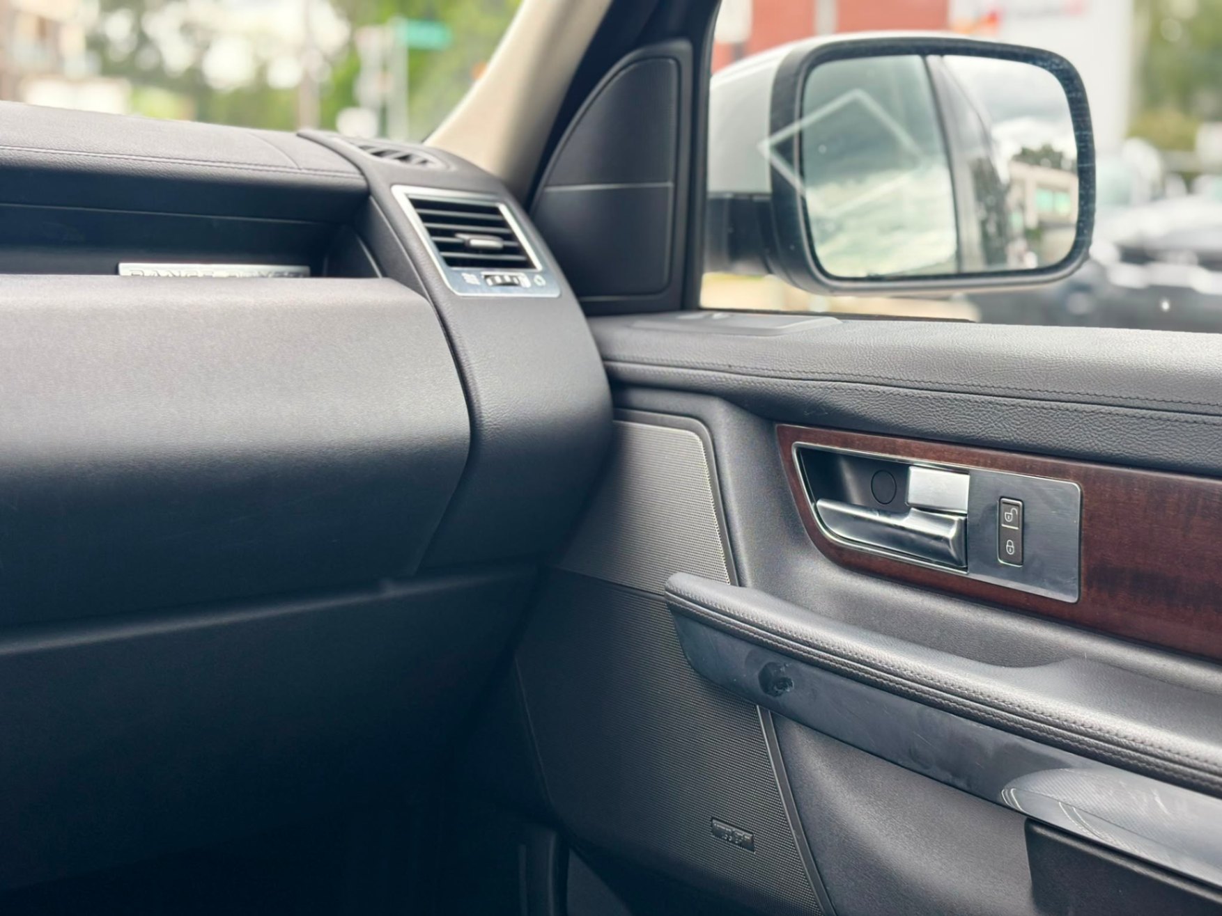 /canwestautoinc/2011-LandRover-RangeRover-12280915834813189.jpg