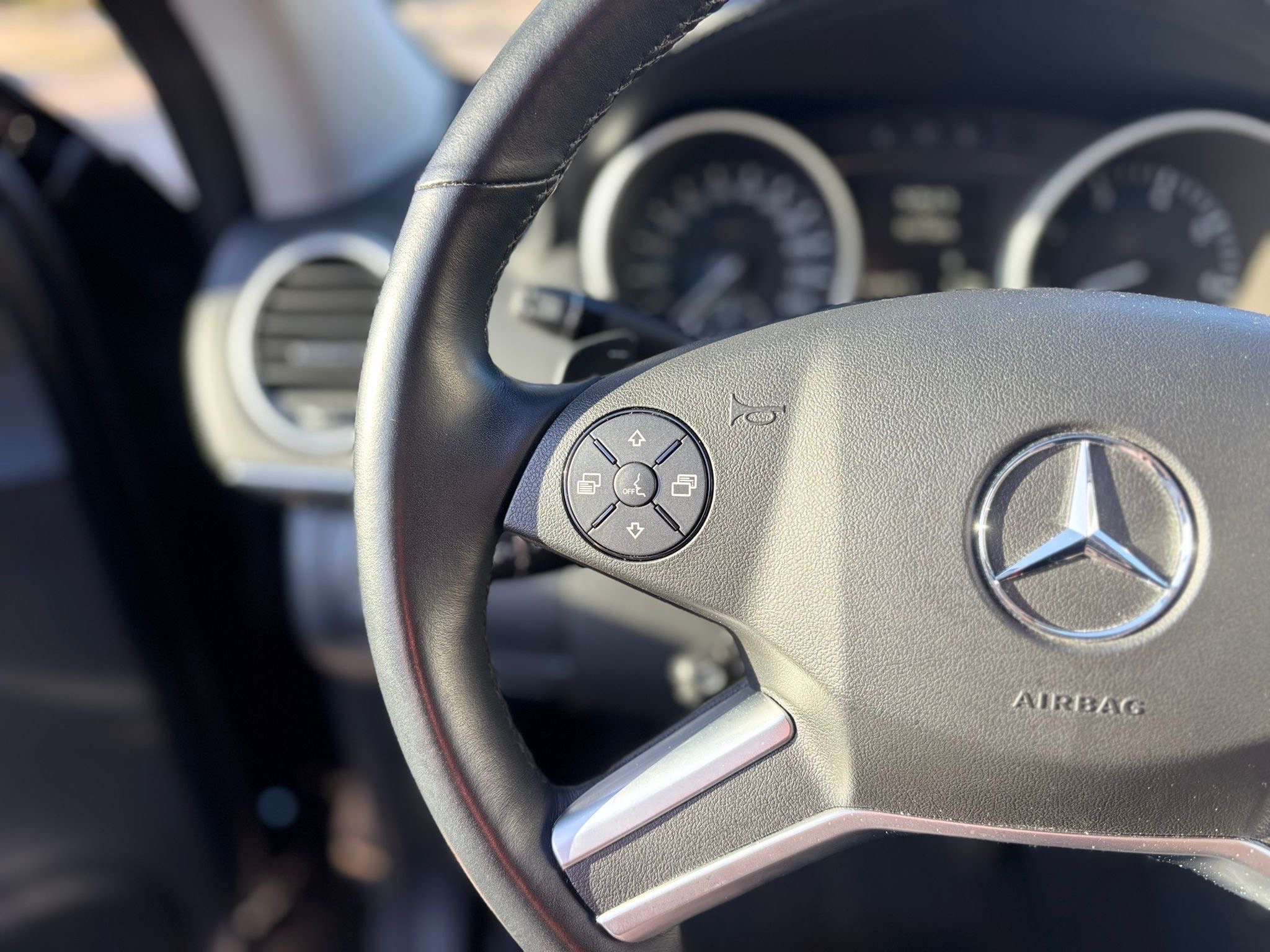 /canwestautoinc/2011-Mercedes-Benz-M-Class-30465521676343377.jpg