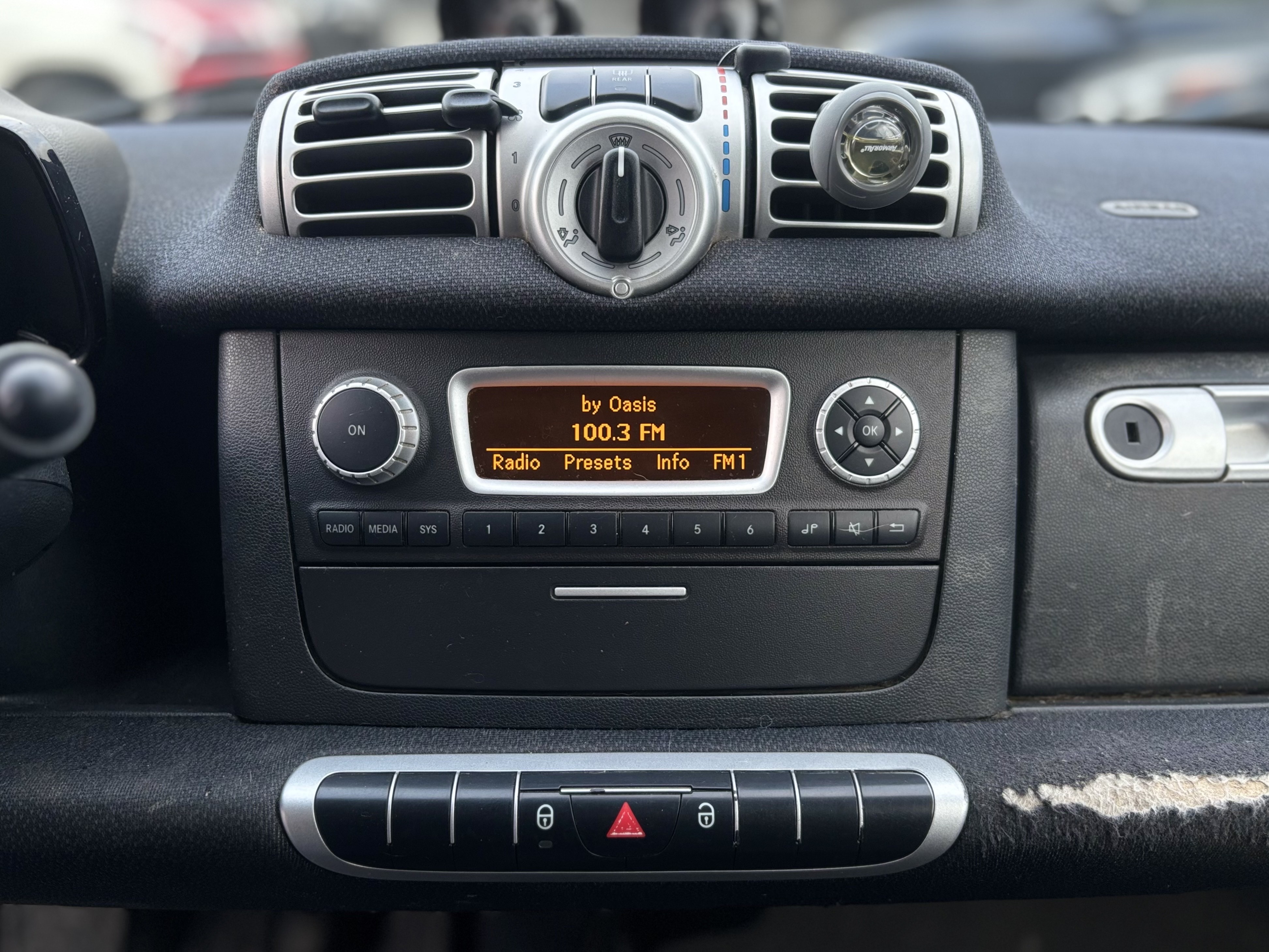 /canwestautoinc/2011-Smart-Fortwo-9812218017586465.jpg