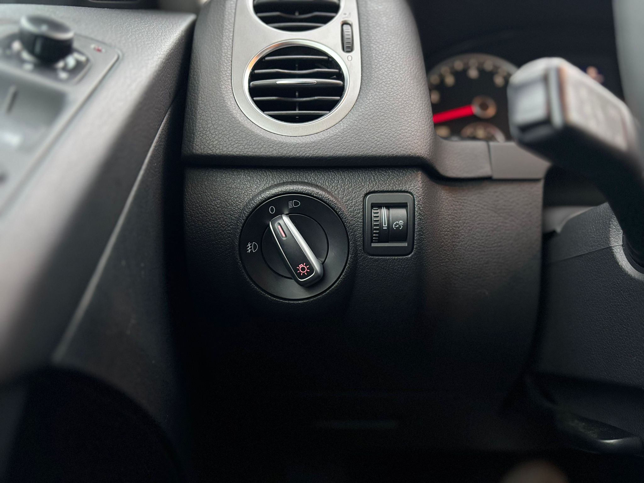 /canwestautoinc/2011-Volkswagen-Tiguan-020379152015705948.jpg