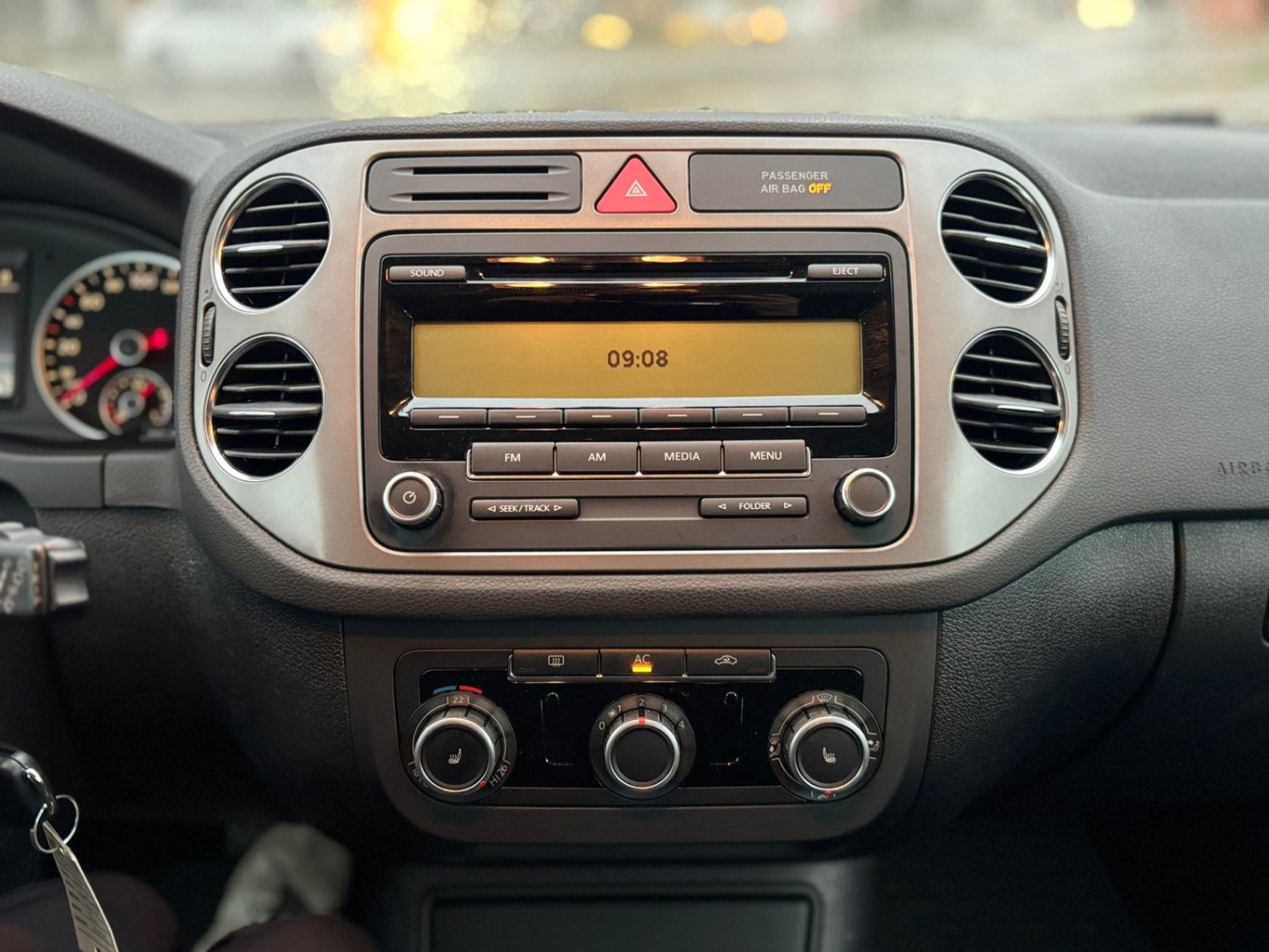 /canwestautoinc/2011-Volkswagen-Tiguan-14769343031311455.jpg