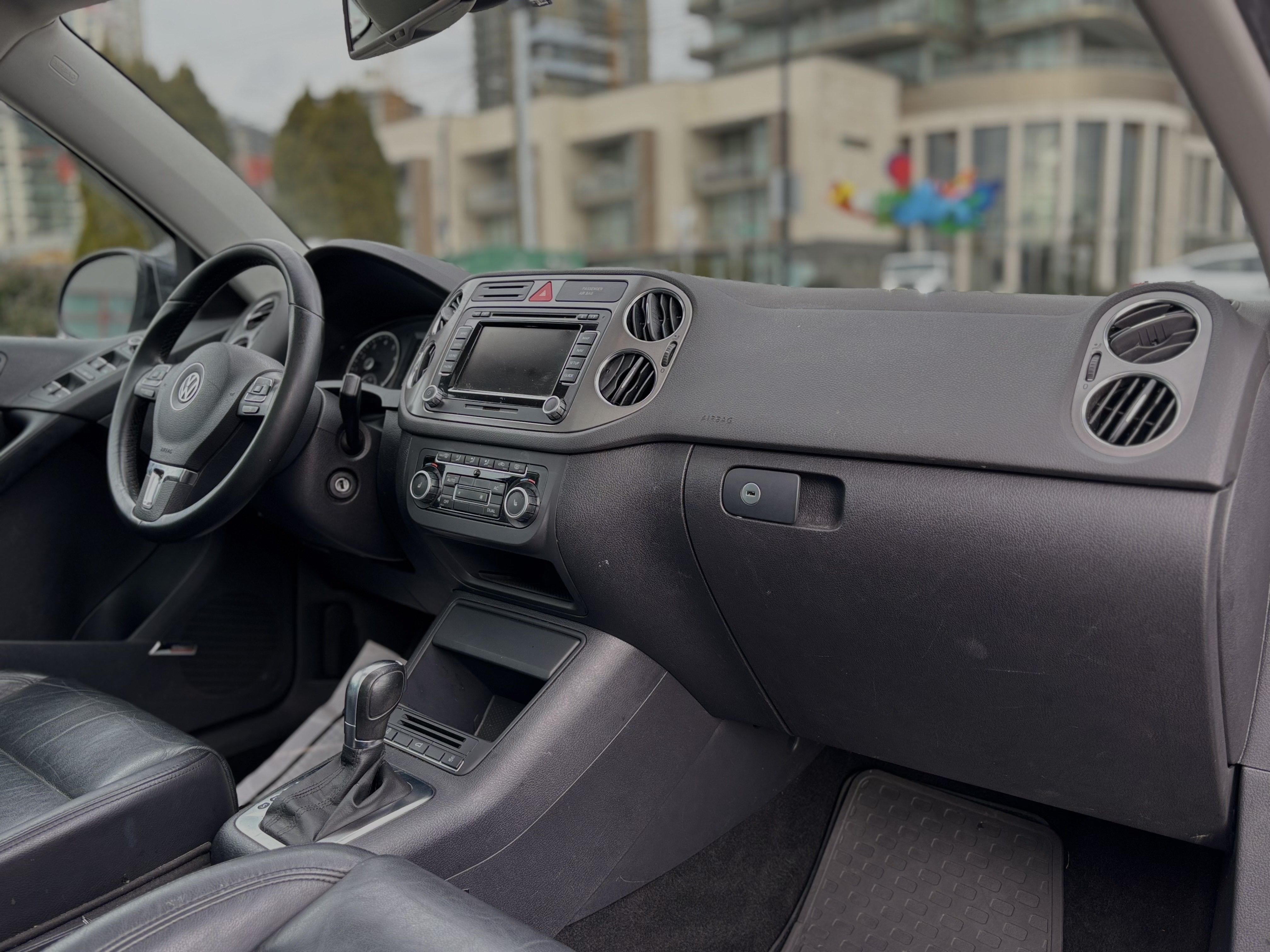 /canwestautoinc/2011-Volkswagen-Tiguan-6069696965496518.jpg
