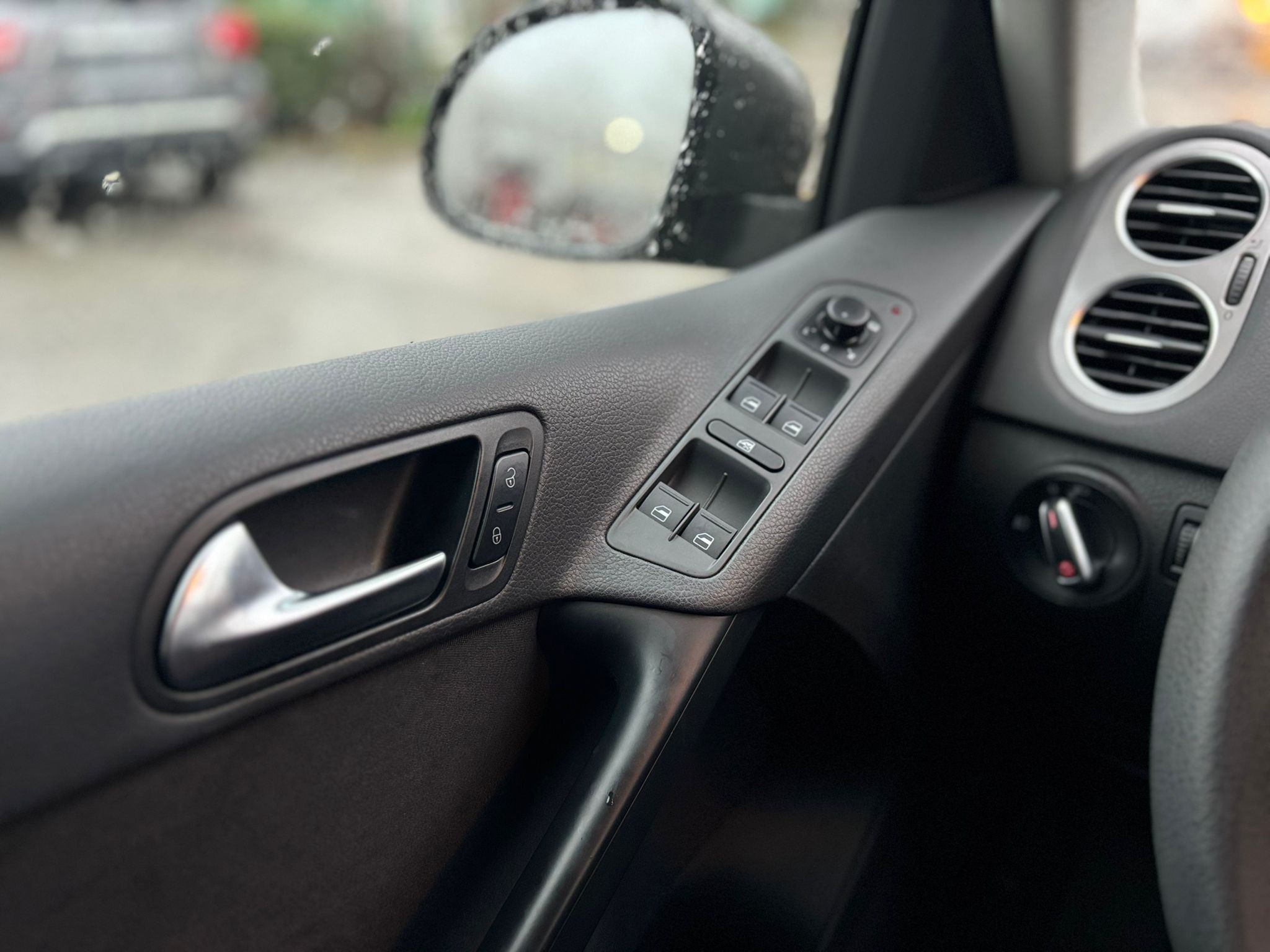 /canwestautoinc/2011-Volkswagen-Tiguan-8484242062574576.jpg
