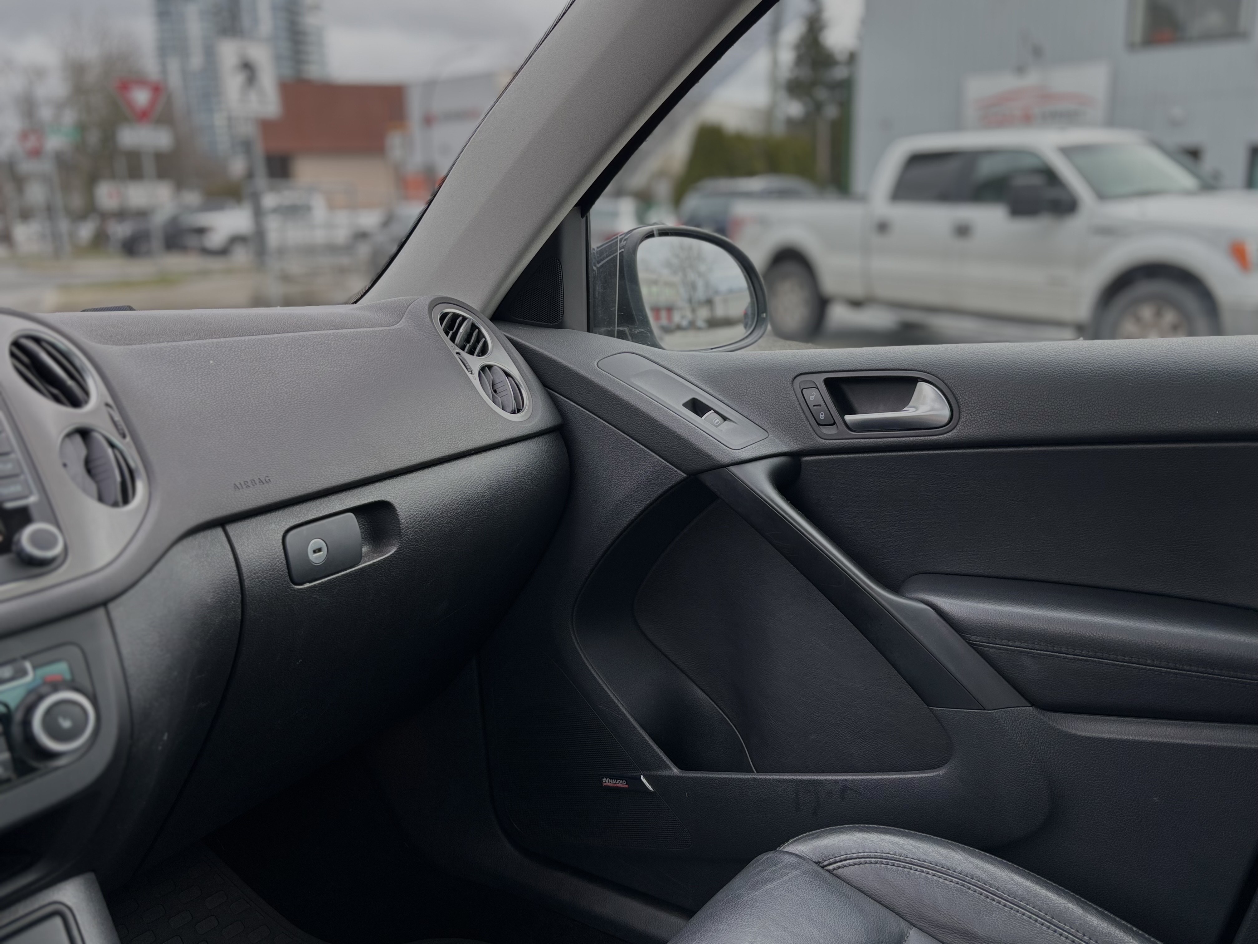 /canwestautoinc/2011-Volkswagen-Tiguan-8856362811939138.jpg