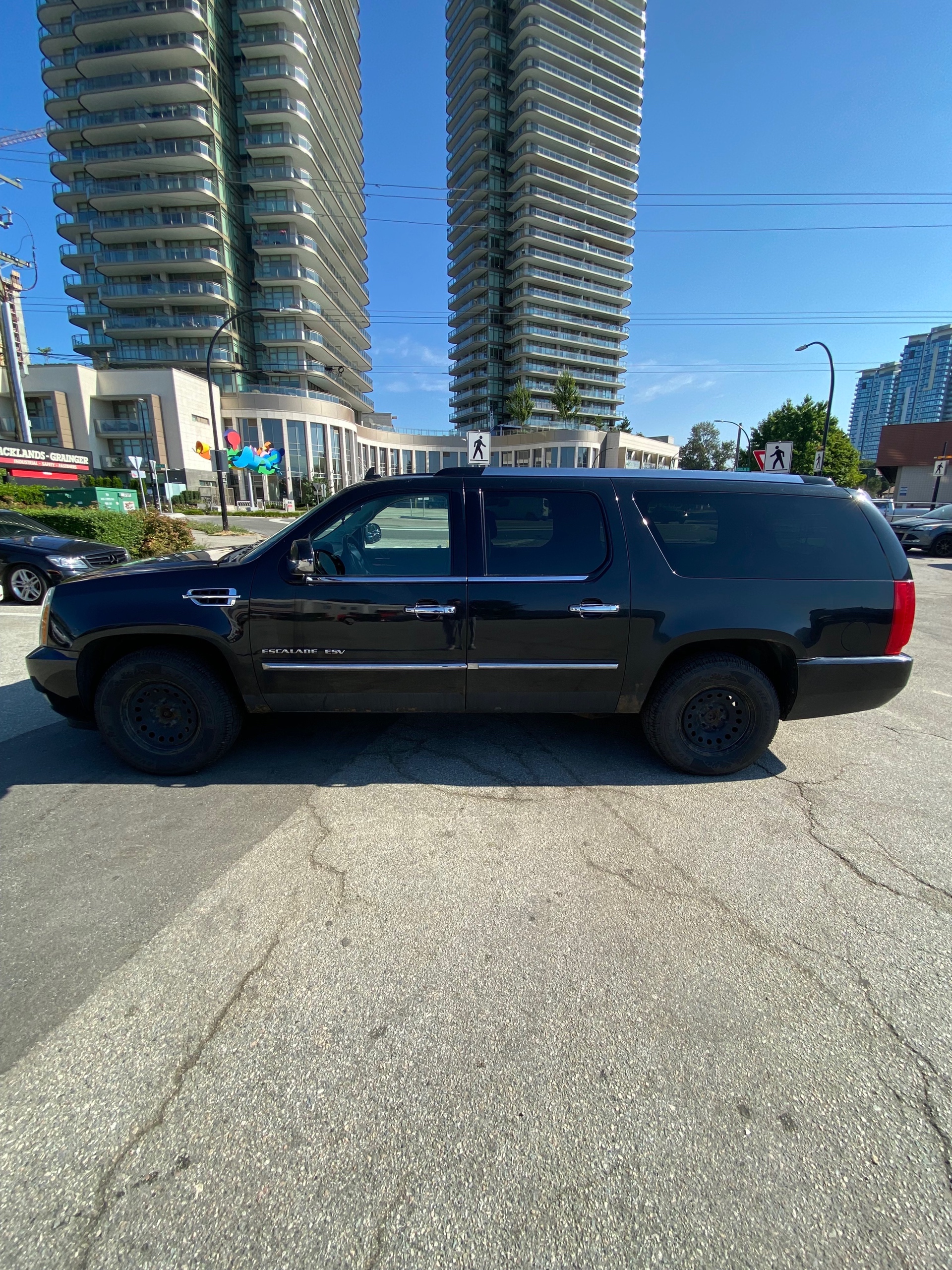 /canwestautoinc/2012-Cadillac-EscaladeESV-02189185614592737.jpg