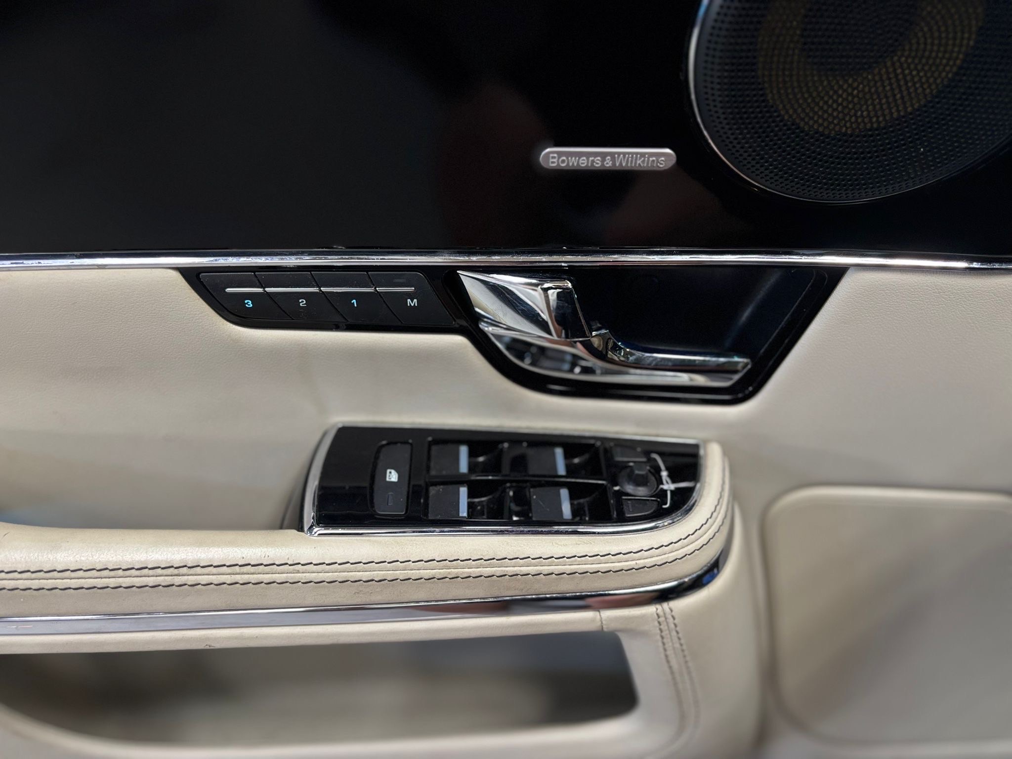 /canwestautoinc/2012-Jaguar-XJ-30053098202434647.jpg