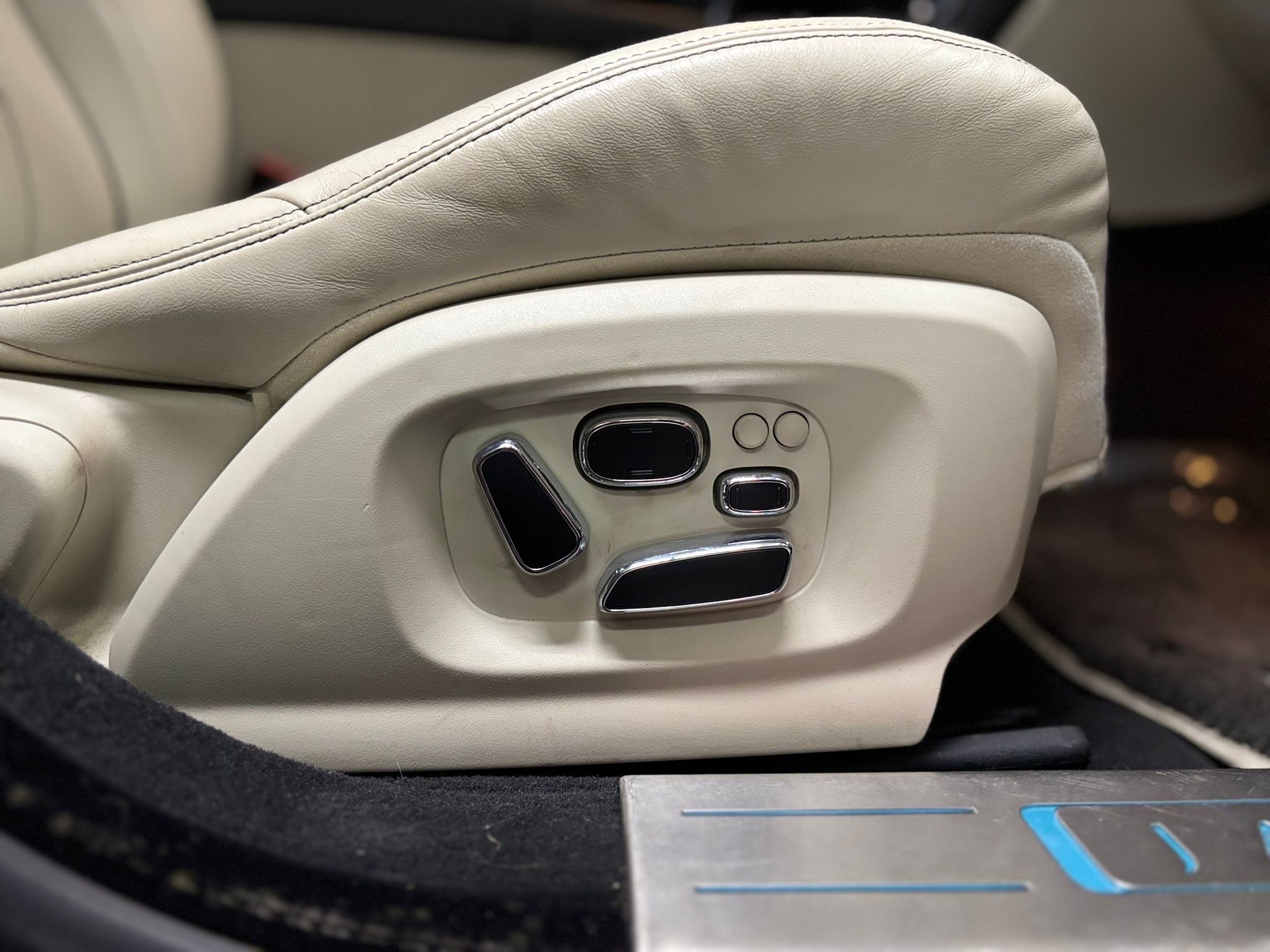 /canwestautoinc/2012-Jaguar-XJ-31781859922708633.jpg