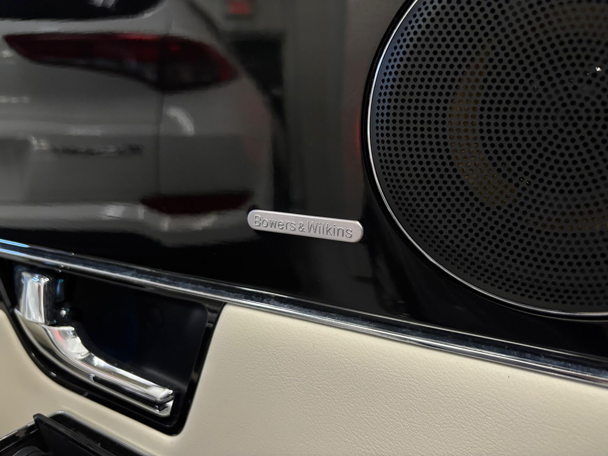 /canwestautoinc/2012-Jaguar-XJ-31937570286709094.jpg
