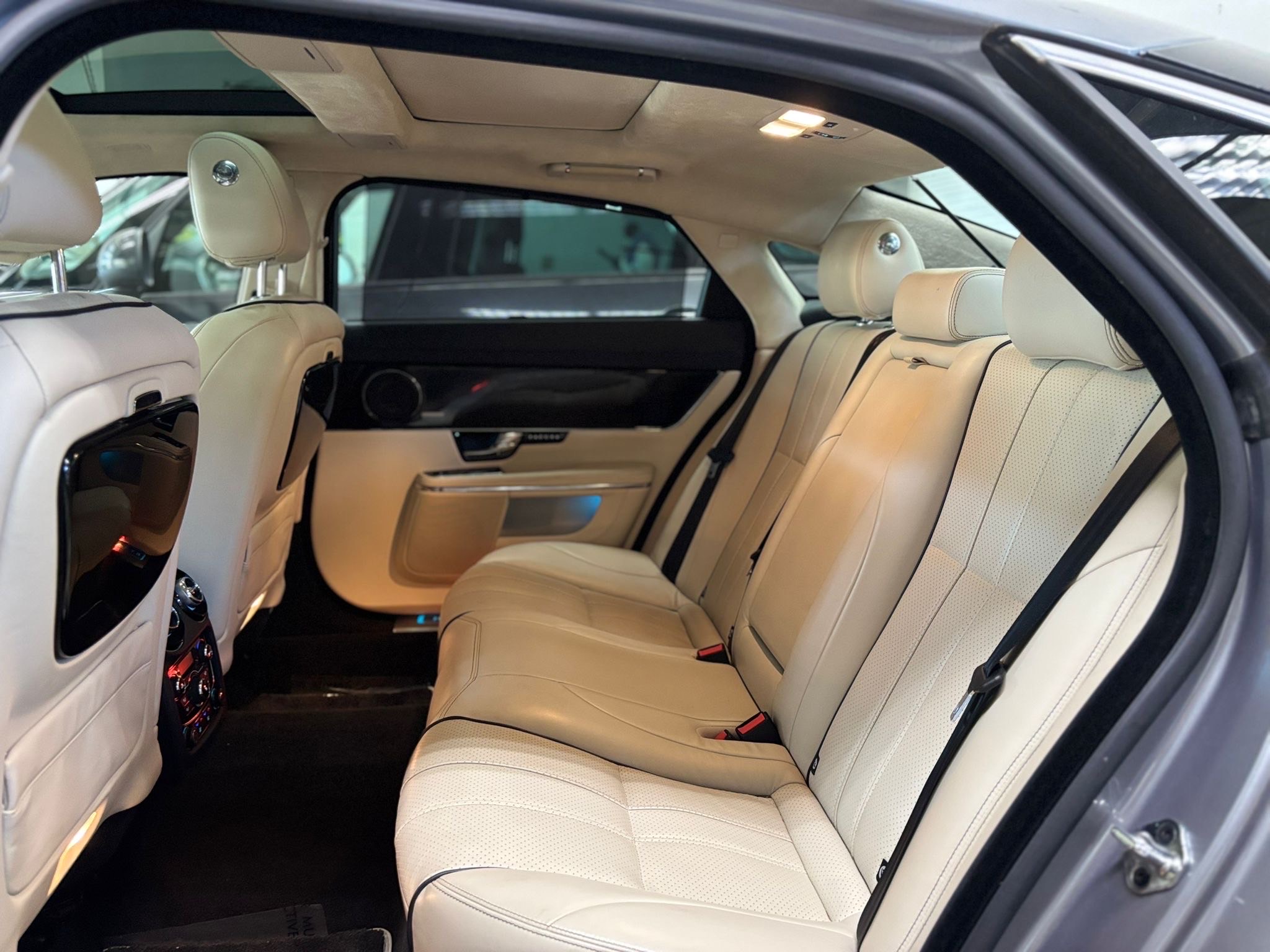 /canwestautoinc/2012-Jaguar-XJ-3867298113516682.jpg