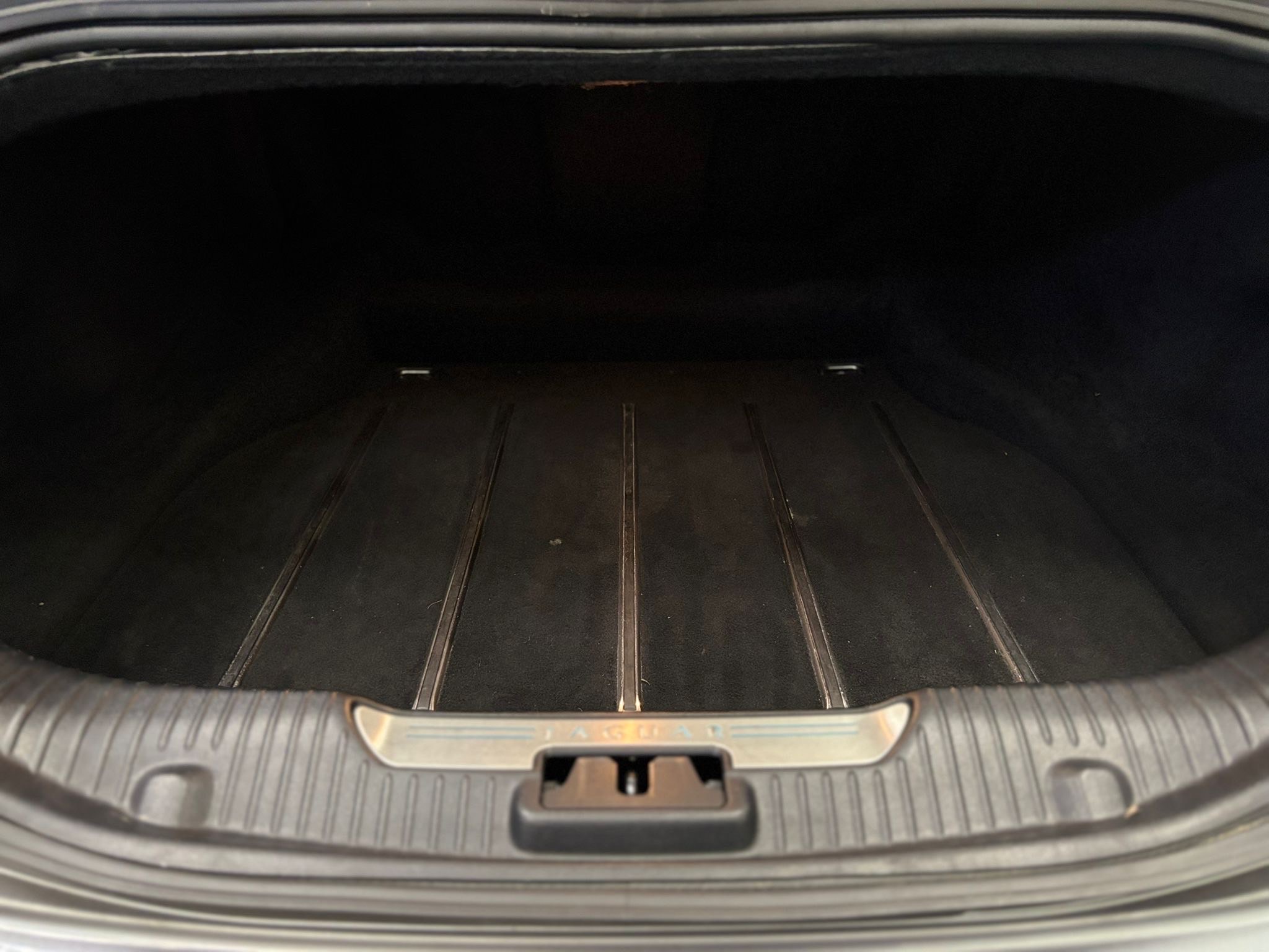 /canwestautoinc/2012-Jaguar-XJ-3982828834280703.jpg