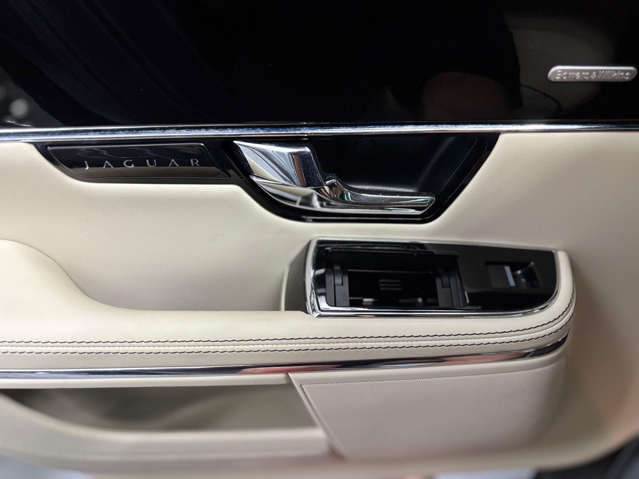 /canwestautoinc/2012-Jaguar-XJ-476330388829145.jpg
