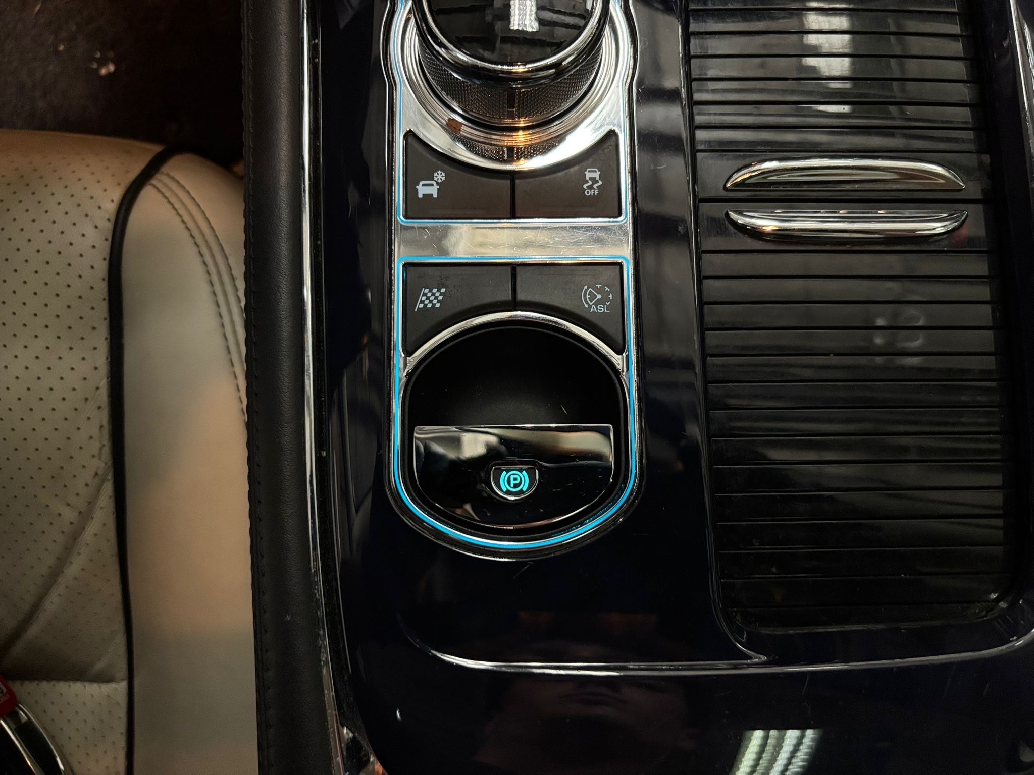 /canwestautoinc/2012-Jaguar-XJ-48547732999716353.jpg