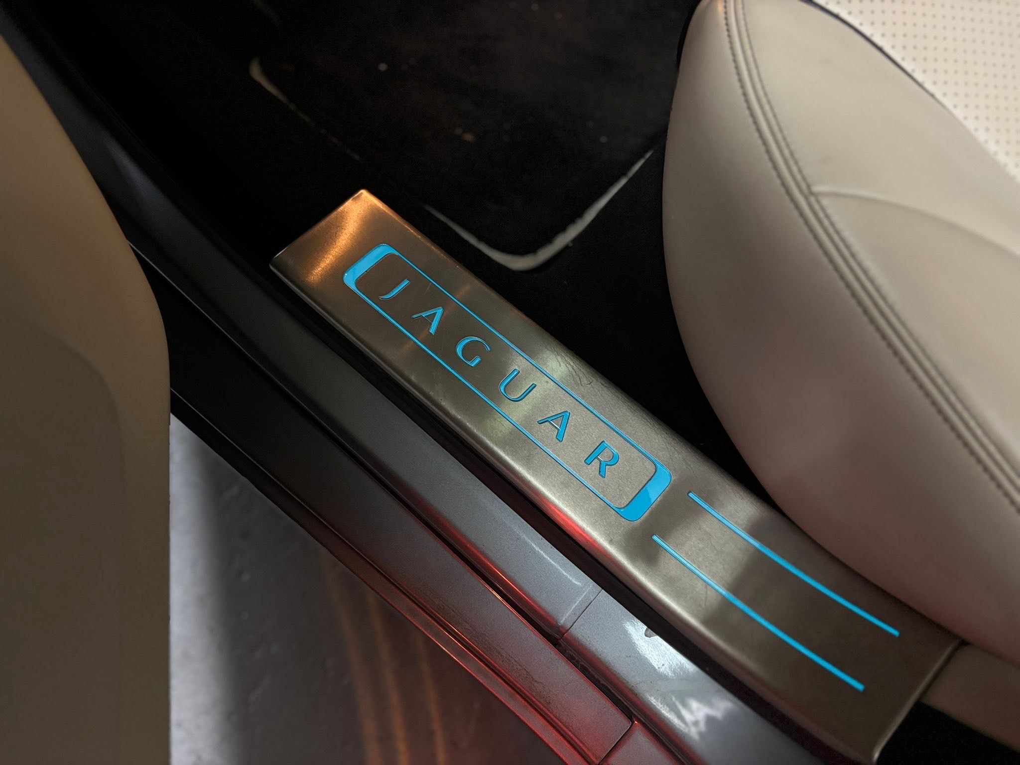 /canwestautoinc/2012-Jaguar-XJ-5739622258897519.jpg
