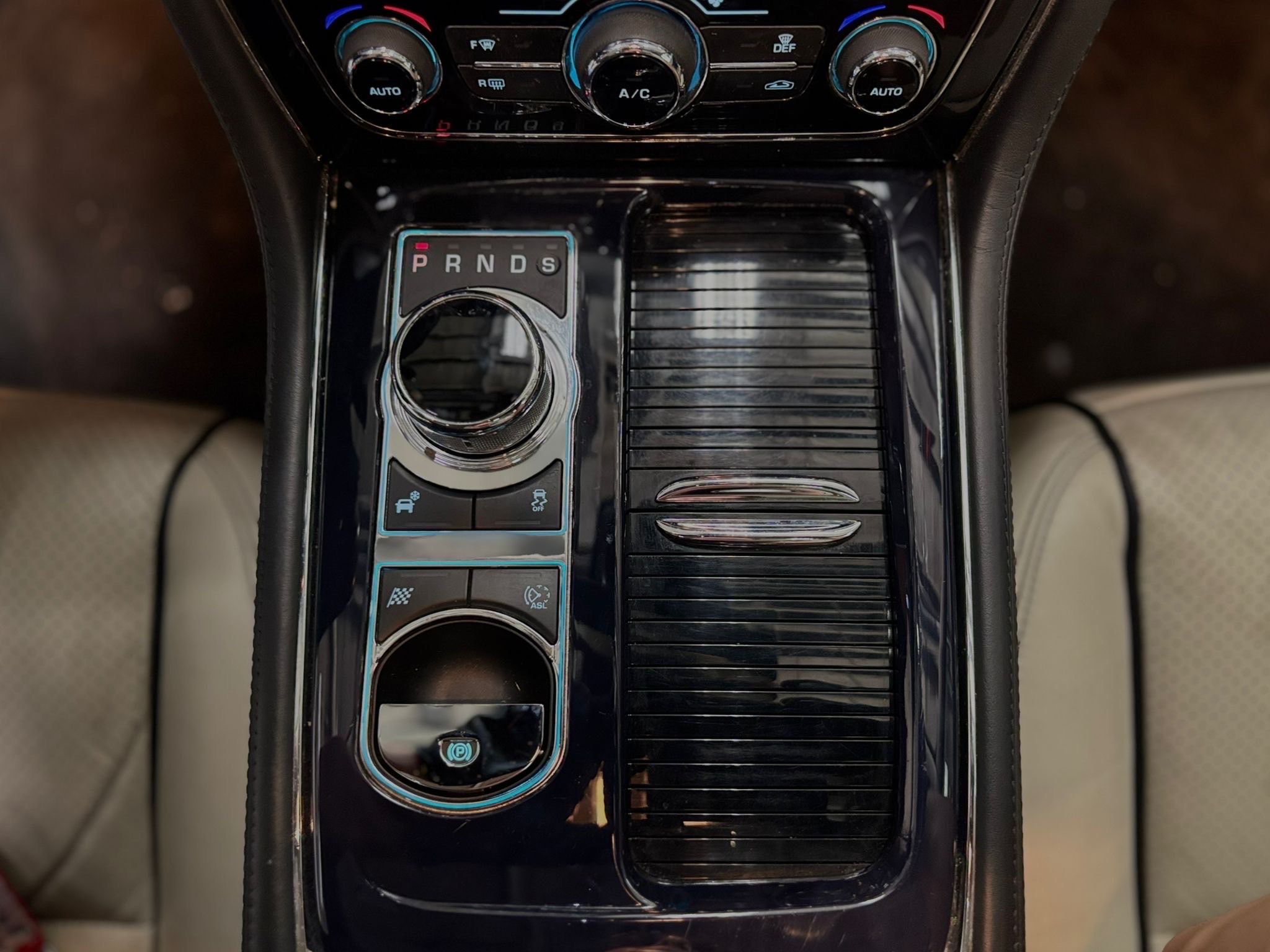 /canwestautoinc/2012-Jaguar-XJ-6622747852306643.jpg