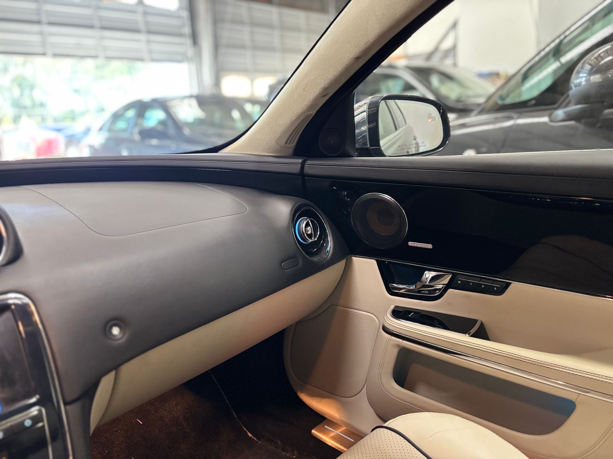 /canwestautoinc/2012-Jaguar-XJ-7699343876054088.jpg