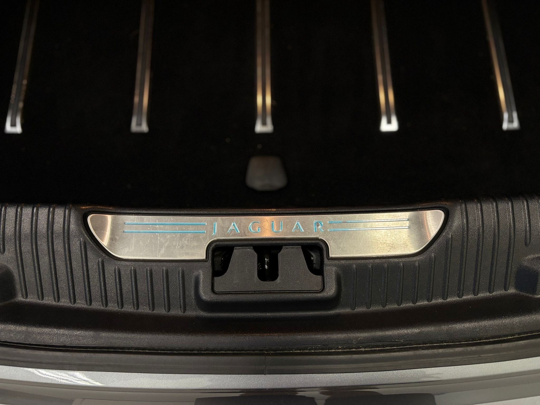 /canwestautoinc/2012-Jaguar-XJ-9072472528264408.jpg