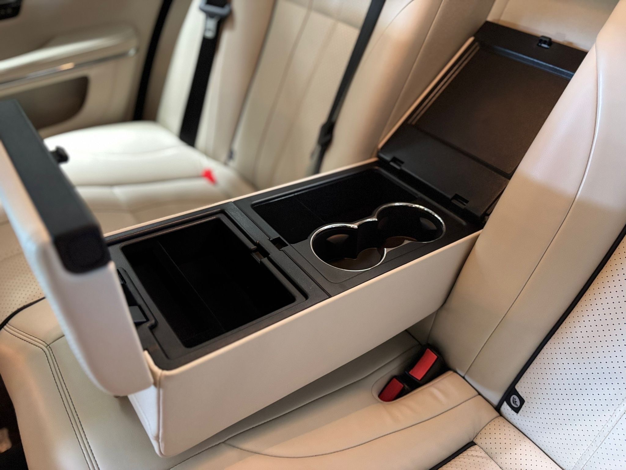 /canwestautoinc/2012-Jaguar-XJ-9128469694489272.jpg