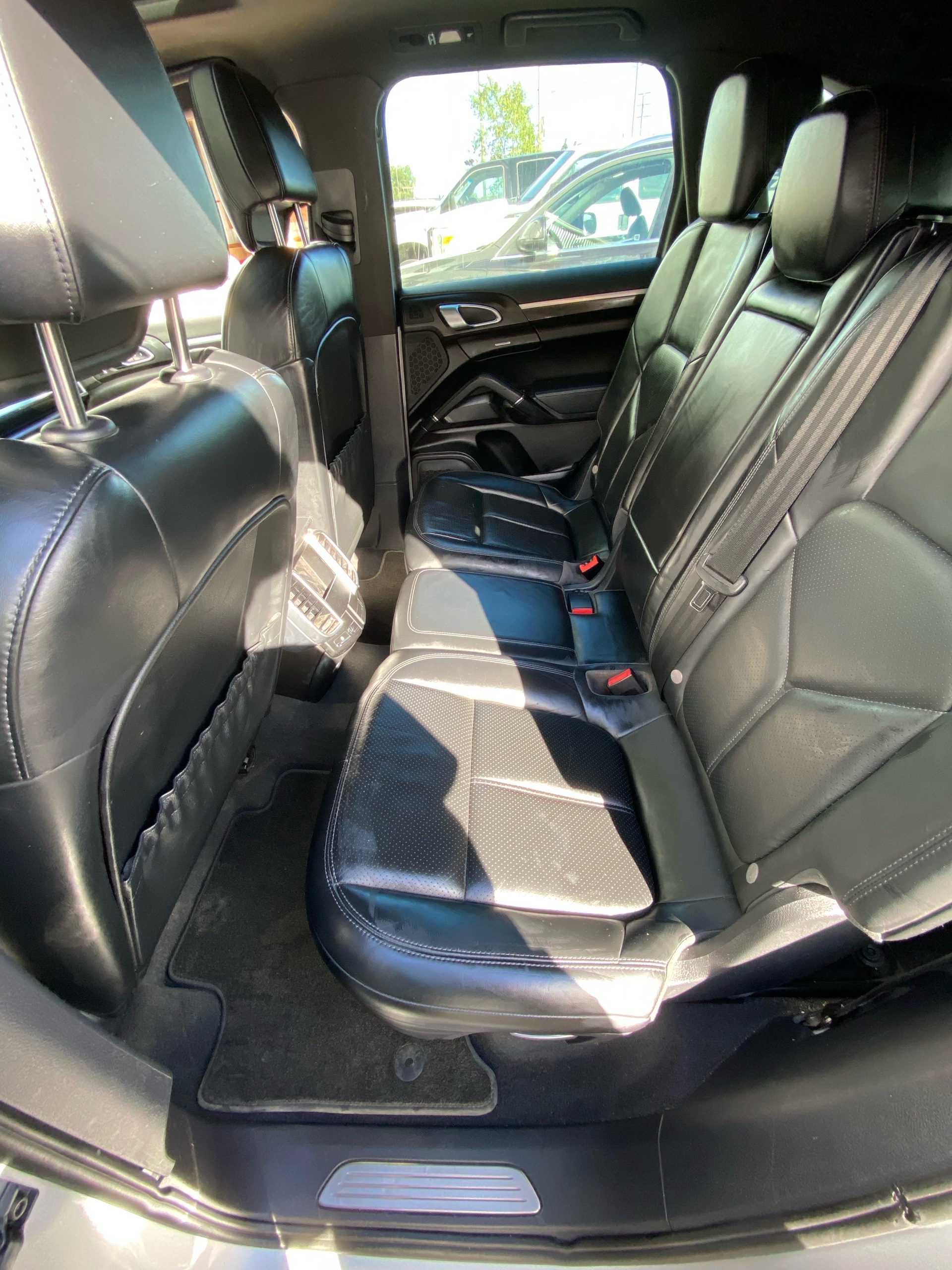 /canwestautoinc/2012-Porsche-Cayenne-25081733206422596.jpg