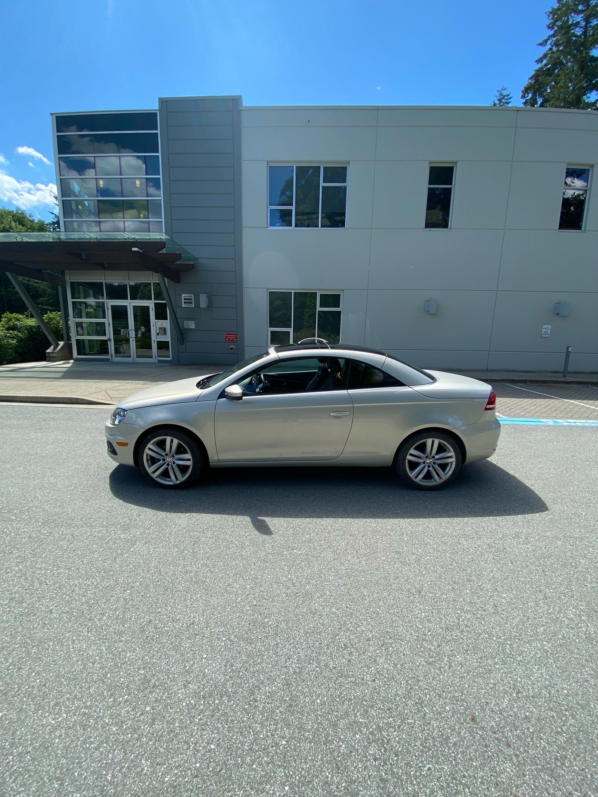 /canwestautoinc/2012-Volkswagen-Eos-2738929150509699.jpg