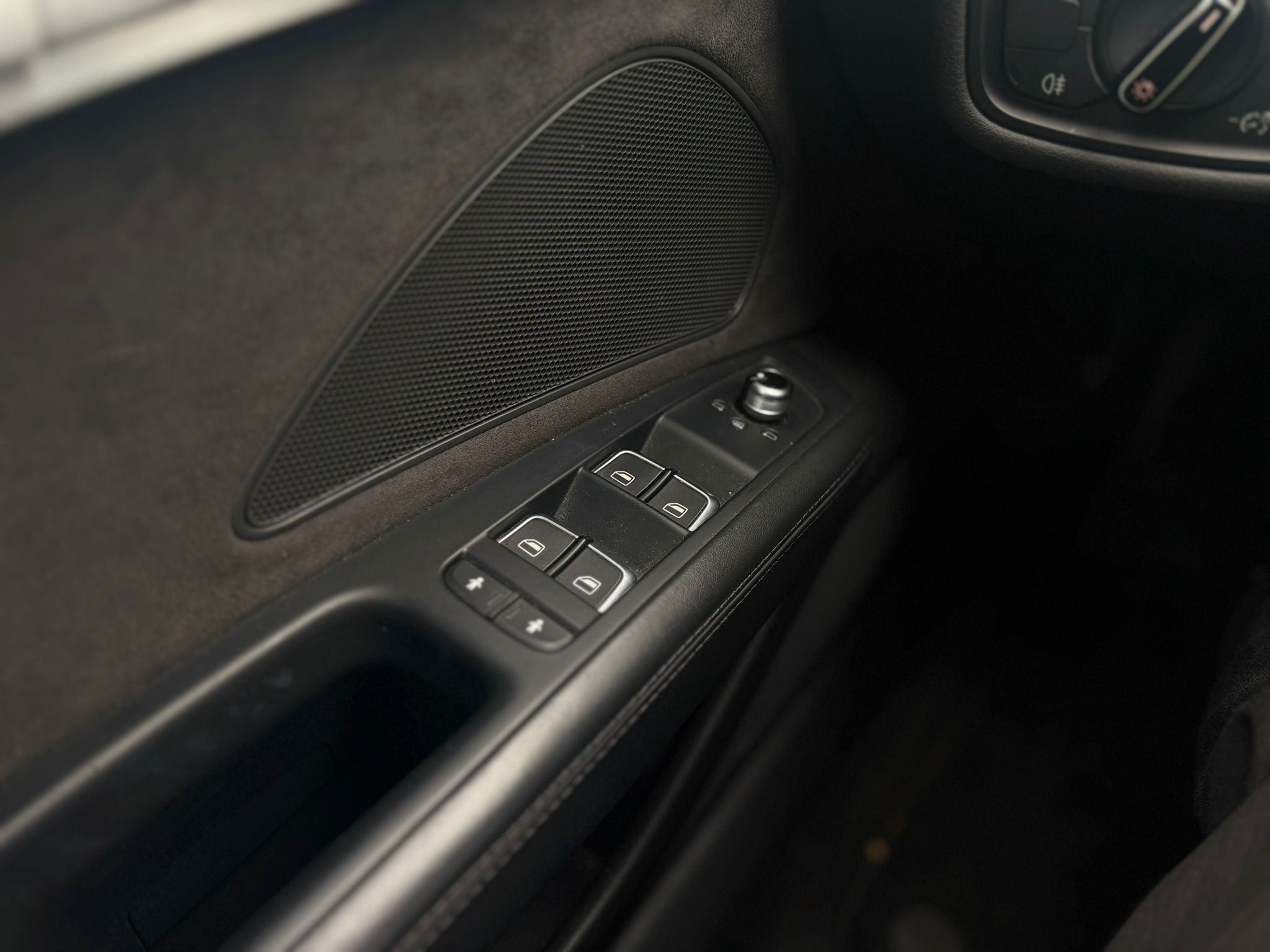 /canwestautoinc/2013-Audi-A8-16589357364046076.jpg