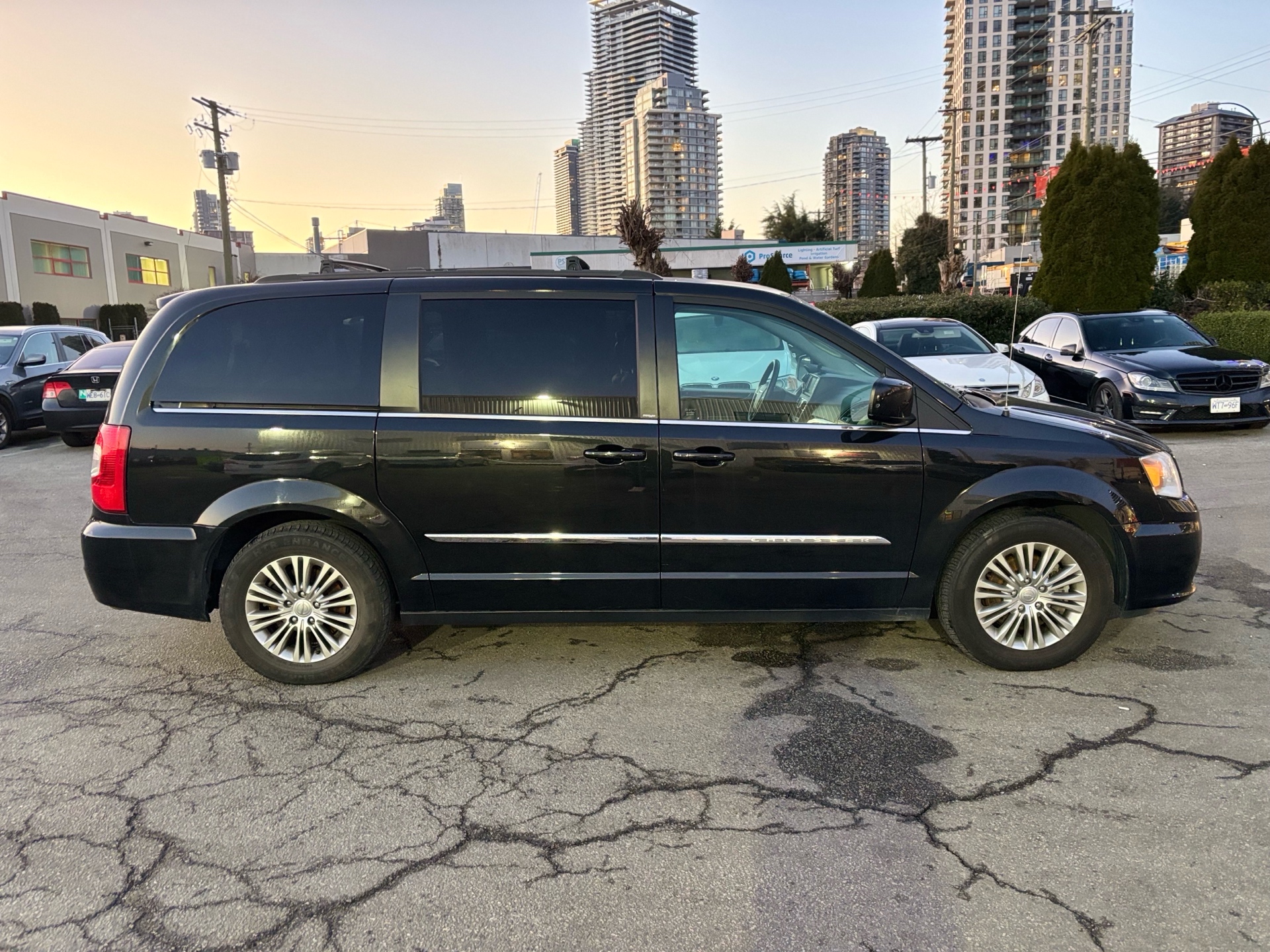 /canwestautoinc/2013-Chrysler-Town&-11958542319854204.jpg
