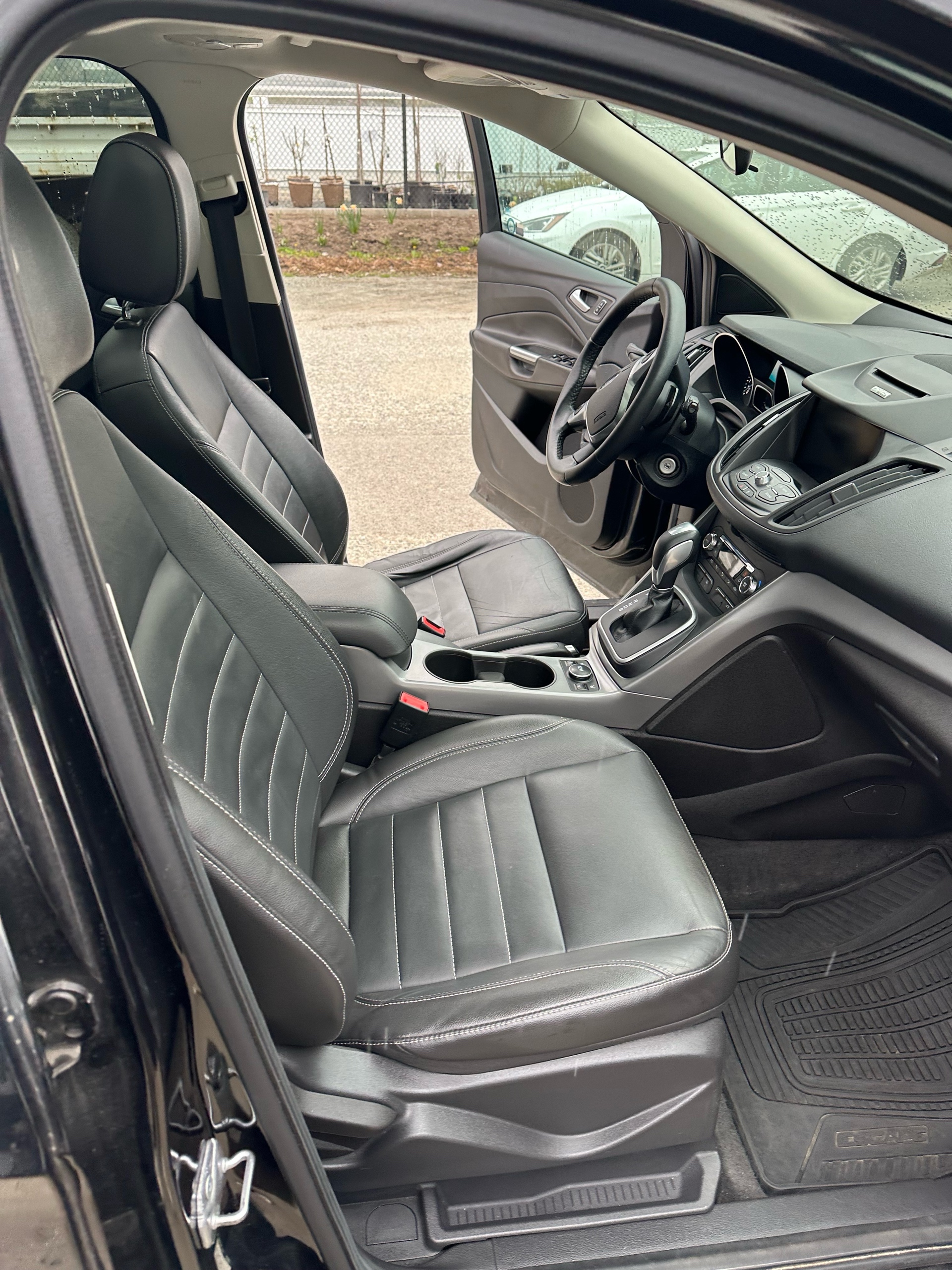 /canwestautoinc/2013-Ford-Escape-24201460785216766.jpg